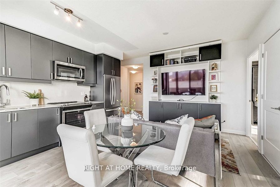 7895 Jane Street 213, Vaughan, ON L4K 0K2 photo 4