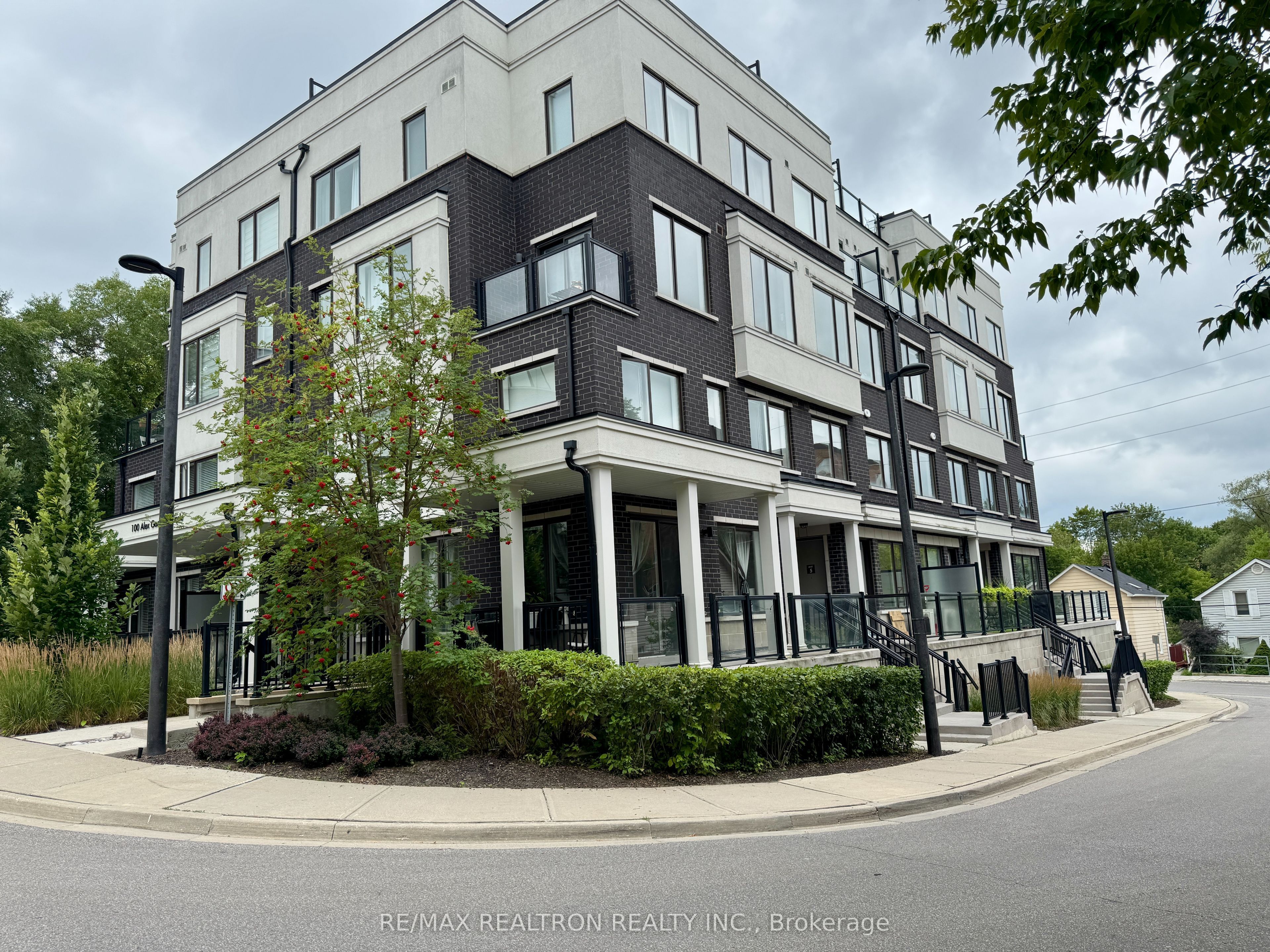 100 Alex Gardner Circle 5, Aurora, ON L4G 3G5