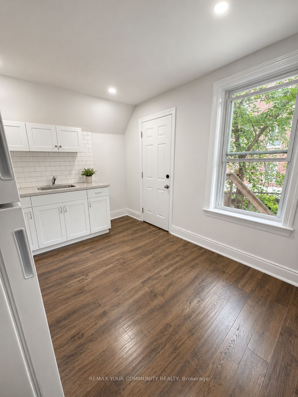 96 GURNETT Street, Aurora, ON L4G 1P6 photo 4