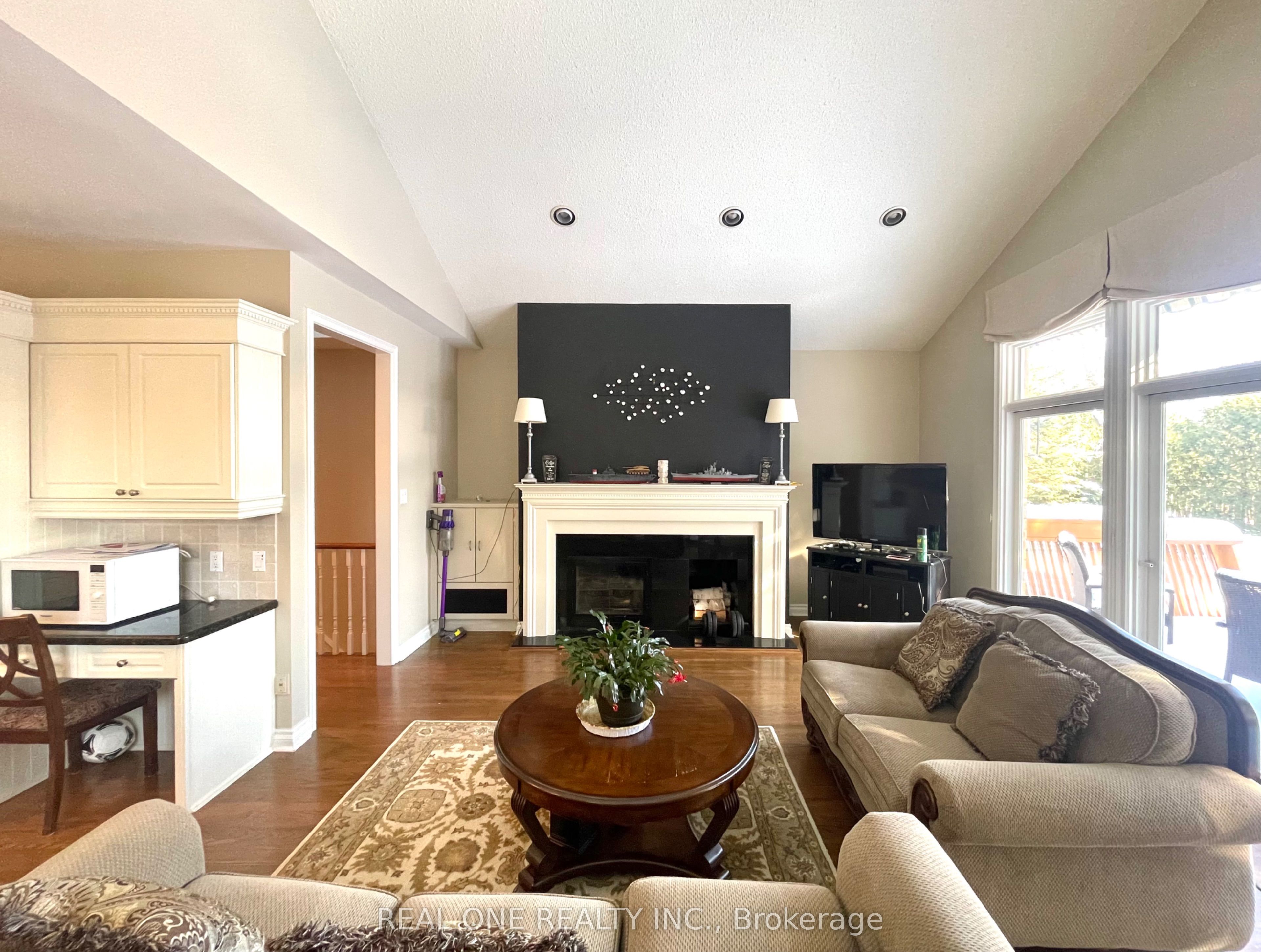 207 Kennedy Street W, Aurora, ON L4G 2L9 photo 4