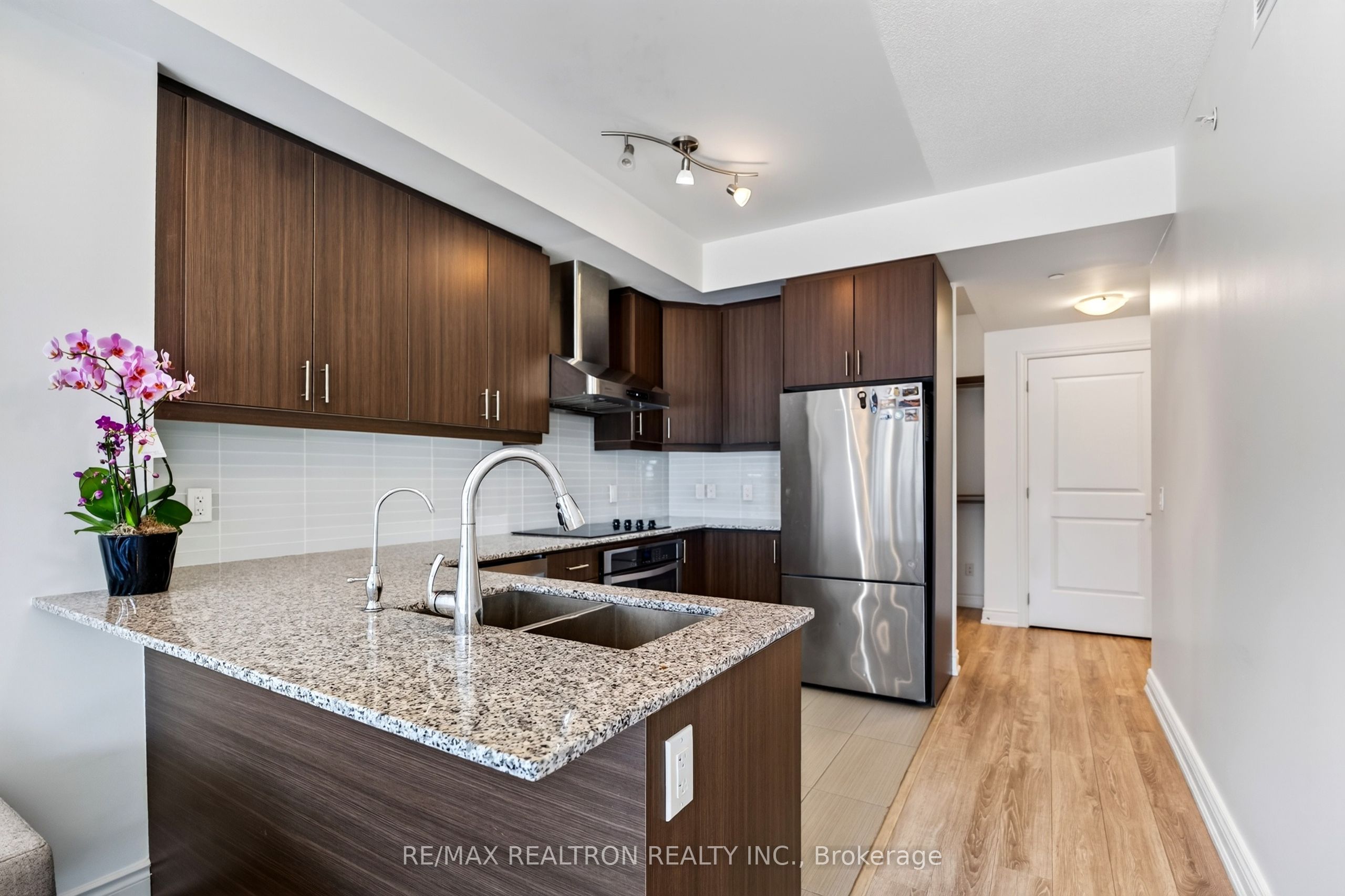 9618 Yonge Street 801, Richmond Hill, ON L4C 0X5 photo 3