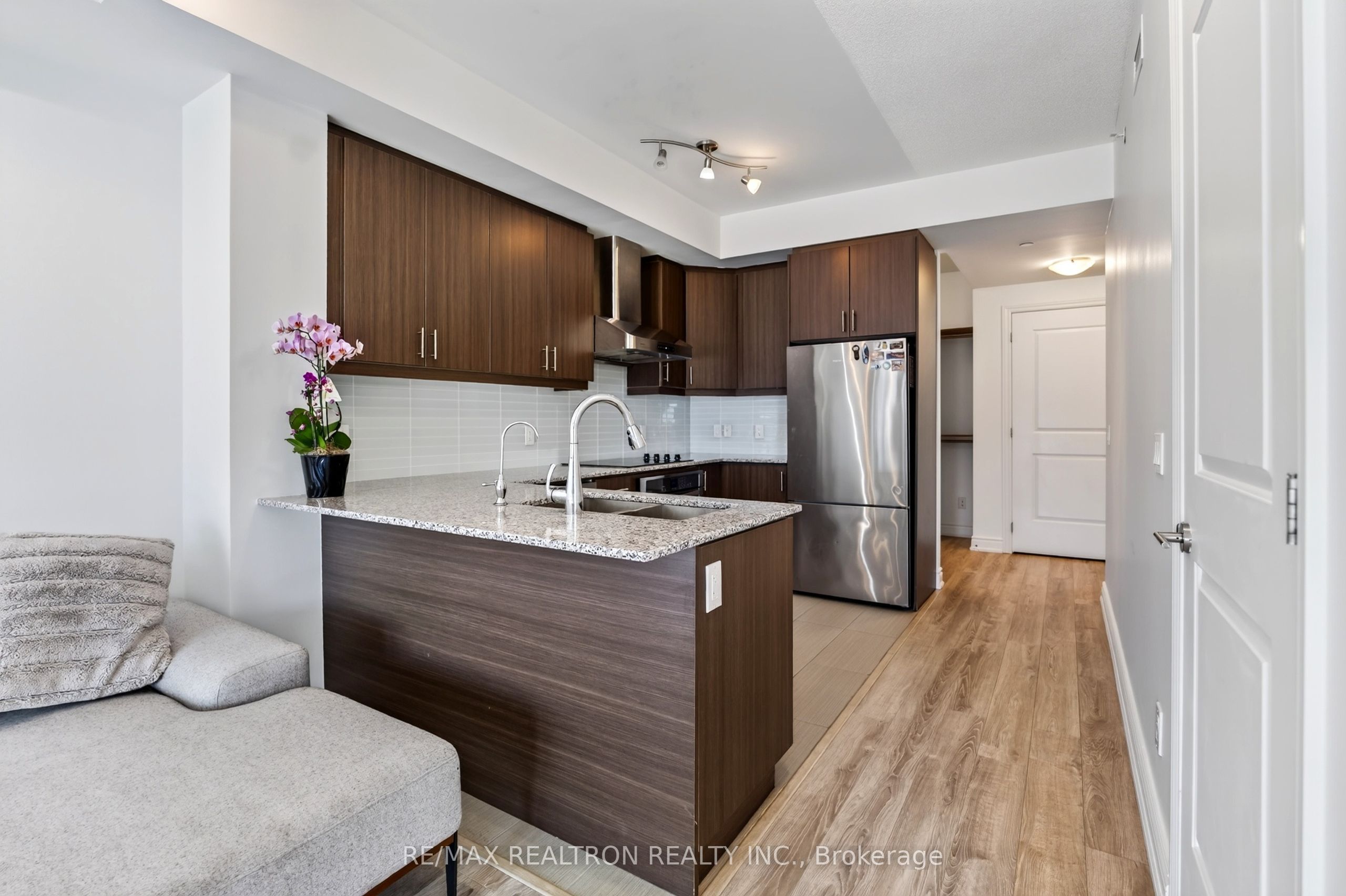 9618 Yonge Street 801, Richmond Hill, ON L4C 0X5 photo 4