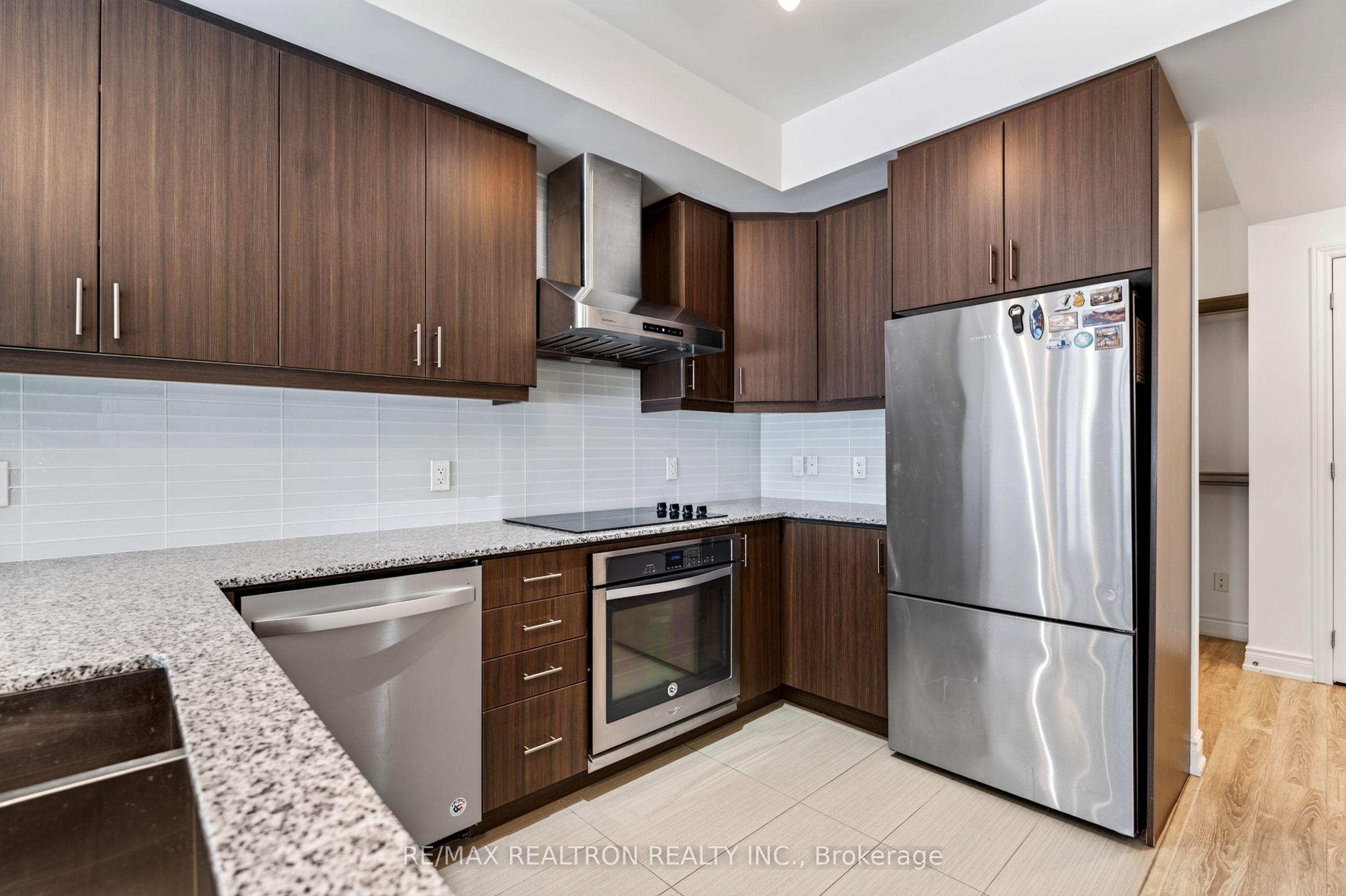 9618 Yonge Street 801, Richmond Hill, ON L4C 0X5 photo 5