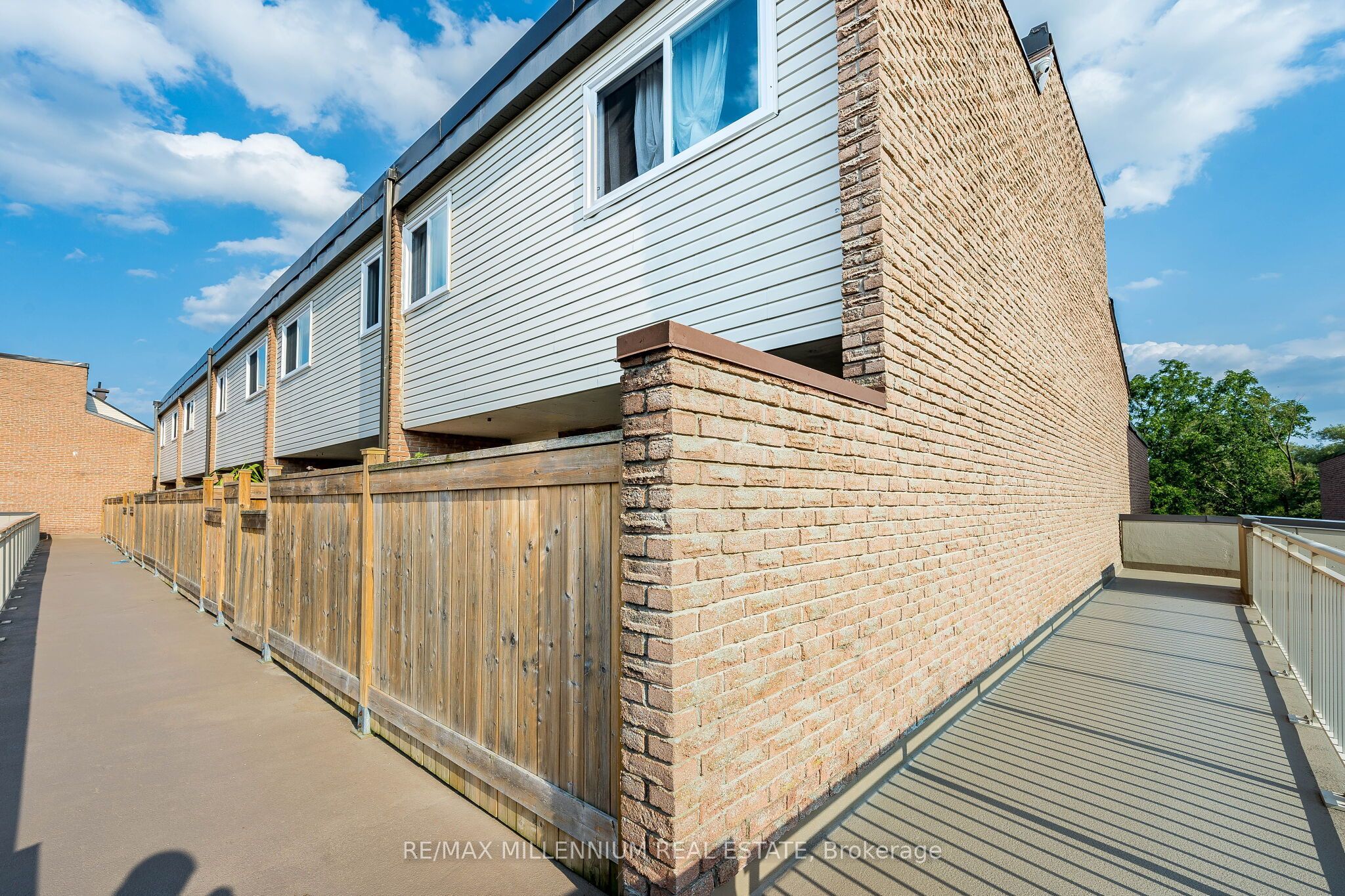 301 Milestone Crescent, Aurora, ON L4G 3M2 photo 2