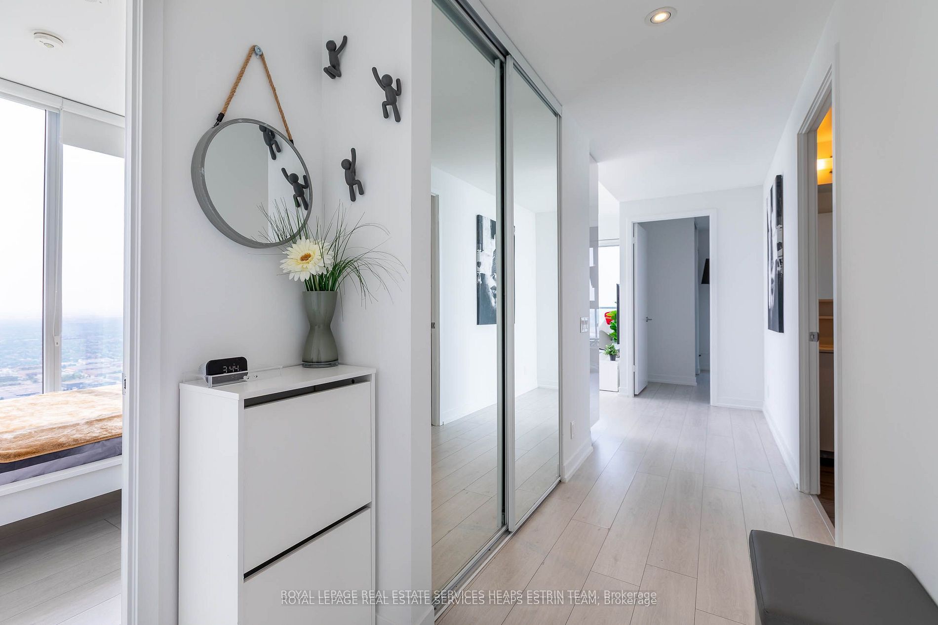 898 Portage Parkway 5710, Vaughan, ON L4K 0J6 photo 4
