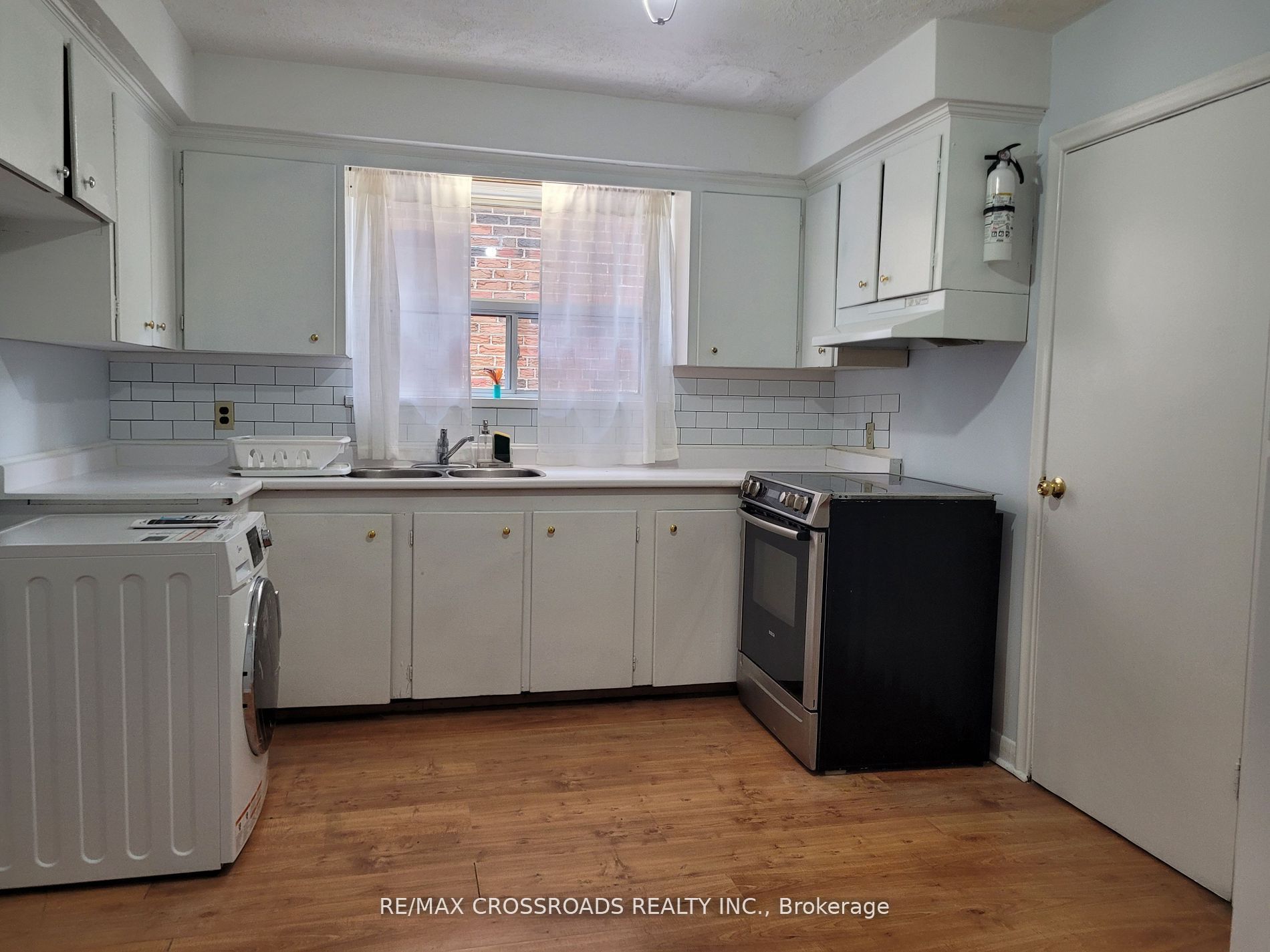 124 Major Mackenzie Drive E Main, Richmond Hill, ON L4C 1H1 photo 5