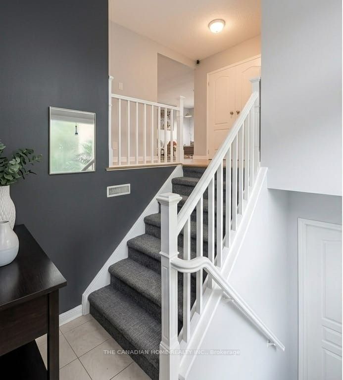 802 Pam Crescent, Newmarket, ON L3Y 5B6 photo 3