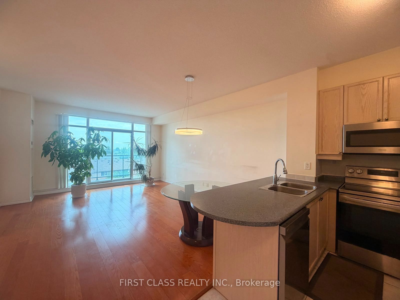 11121 Yonge Street 422, Richmond Hill, ON L4C 0S7 photo 2