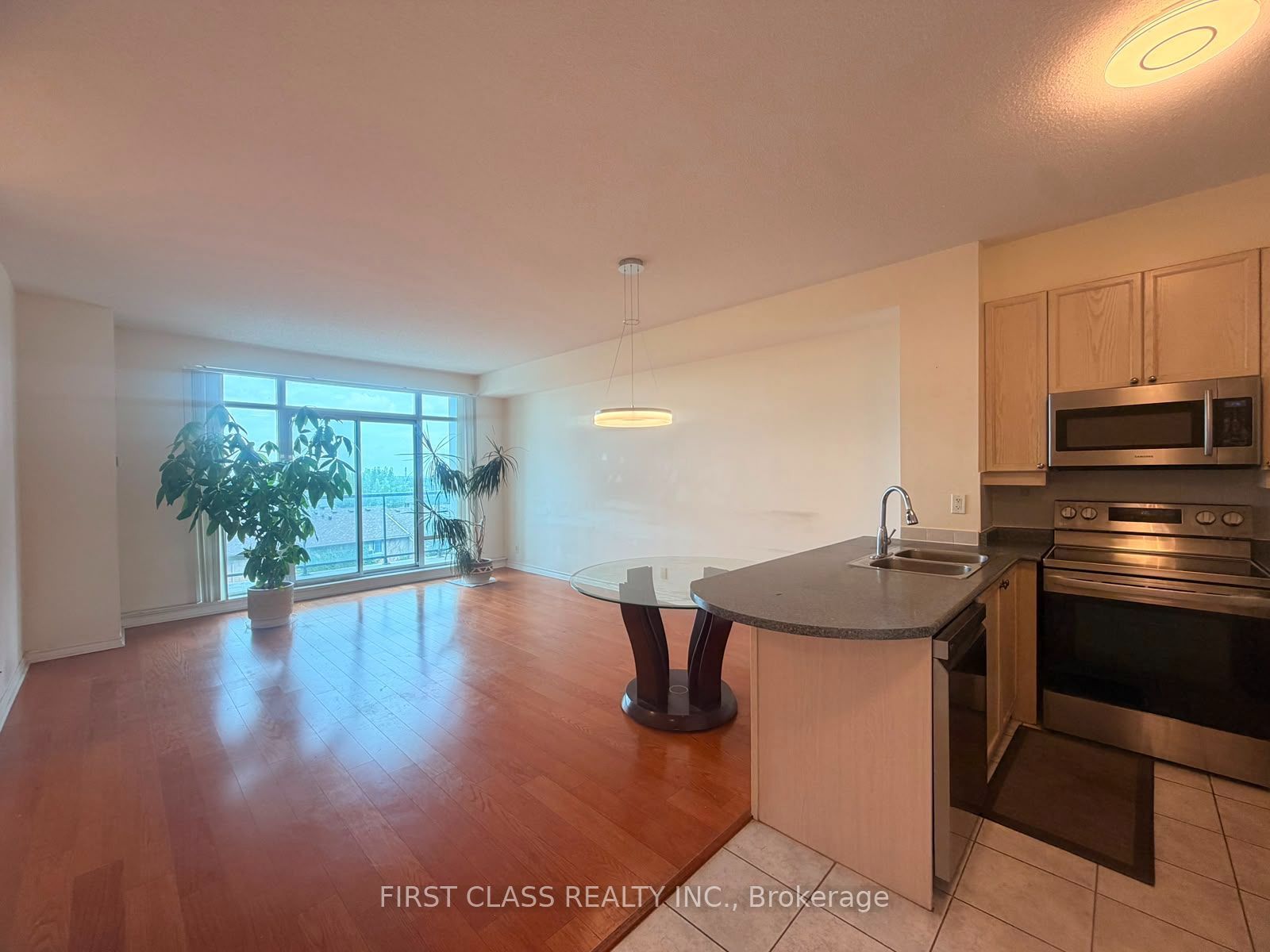 11121 Yonge Street 422, Richmond Hill, ON L4C 0S7 photo 3