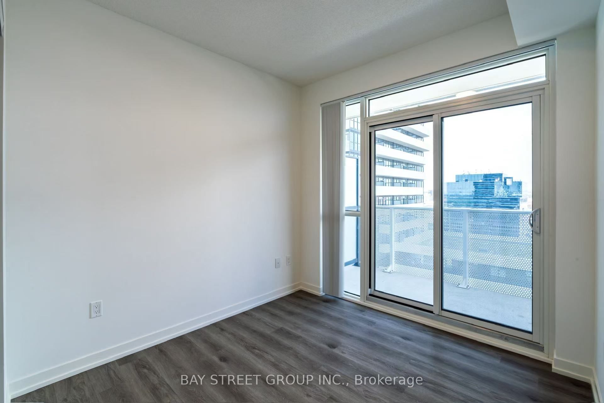 28 Interchange Way 1105, Vaughan, ON L4K 0P8 photo 4