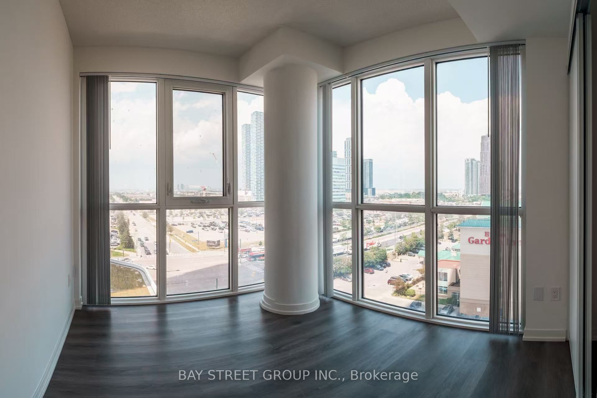 28 Interchange Way 1105, Vaughan, ON L4K 0P8 photo 5