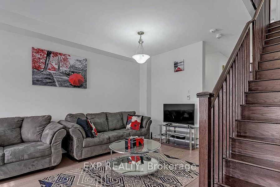 6 Frederick Pearson Street, East Gwillimbury, ON L9N 0R9 photo 3