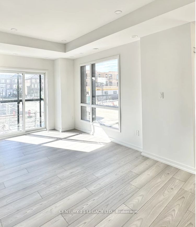 26 Lytham Green Circle 16, Newmarket, ON L3Y 0H5 photo 3