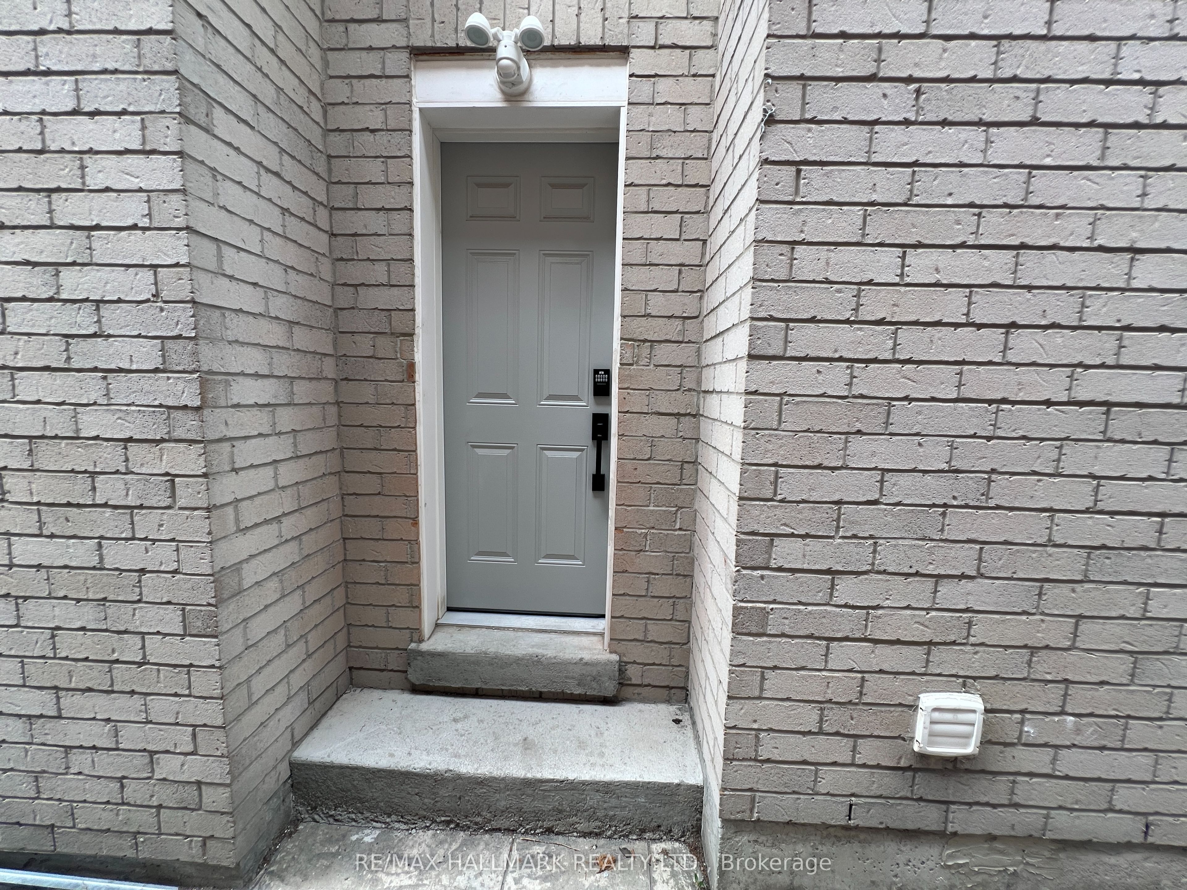 15 Cormorant Crescent Basement, Vaughan, ON L4H 2R1 photo 2