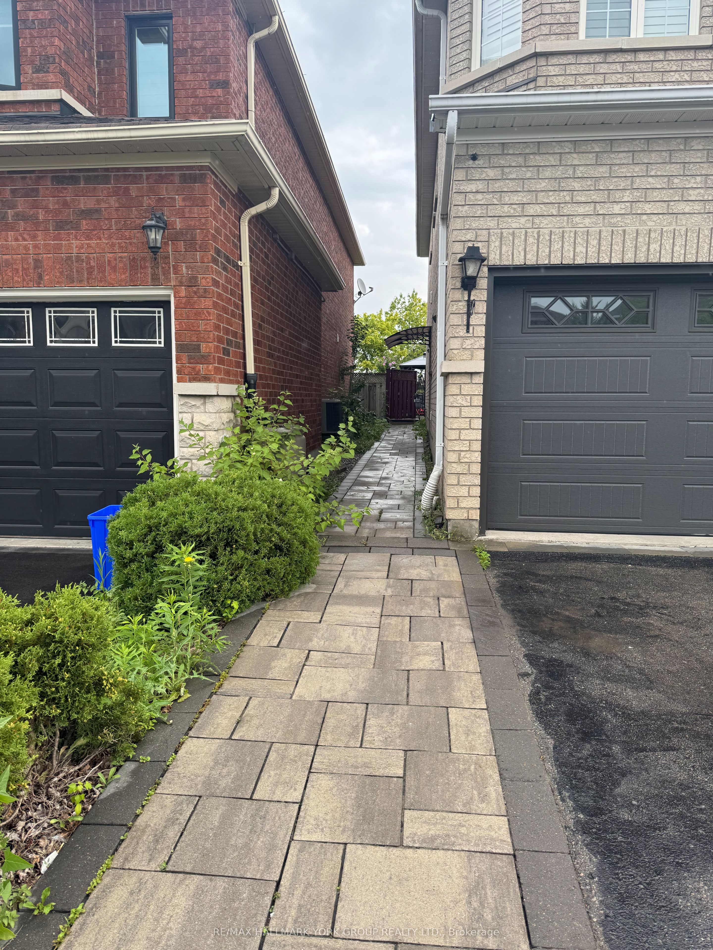 33 Deerwood Crescent, Richmond Hill, ON L4E 3V4 photo 2