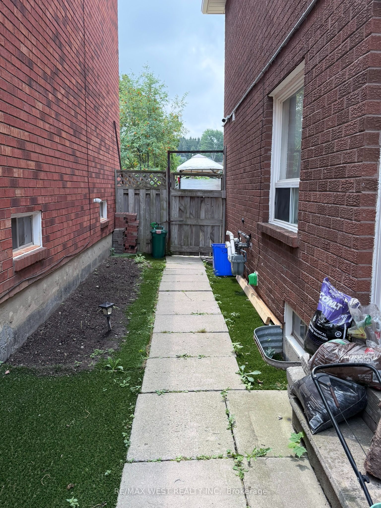 52 Marchwood Crescent Basement, Richmond Hill, ON L4C 8M4 photo 2