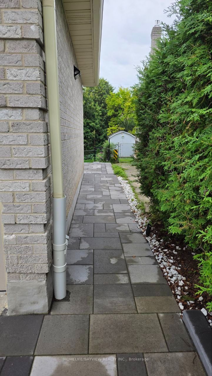 385 Erin Trail Basement, Newmarket, ON L3Y 6K2 photo 2