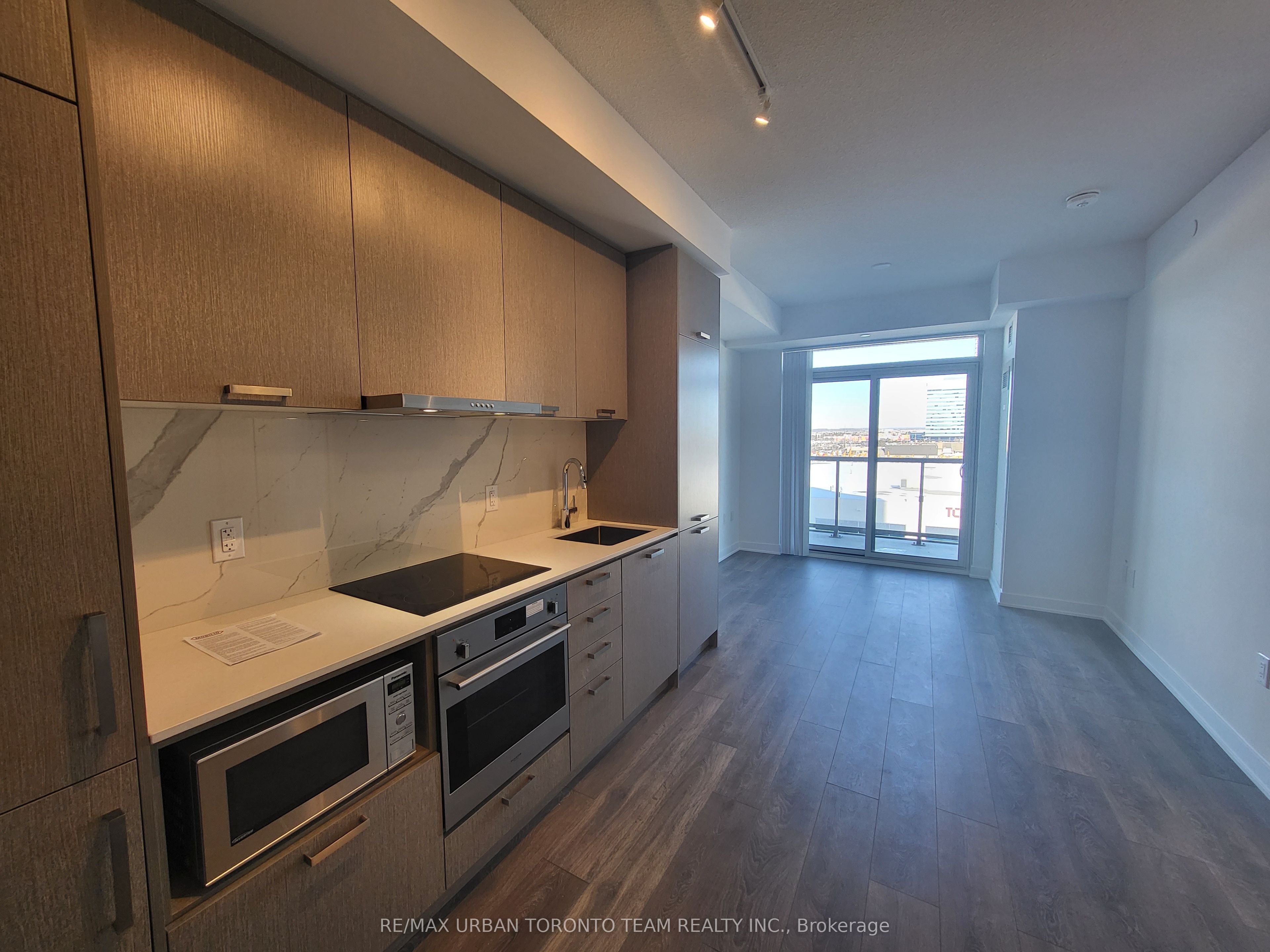 38 Honeycrisp Crescent 601, Vaughan, ON L4K 5C3 photo 2