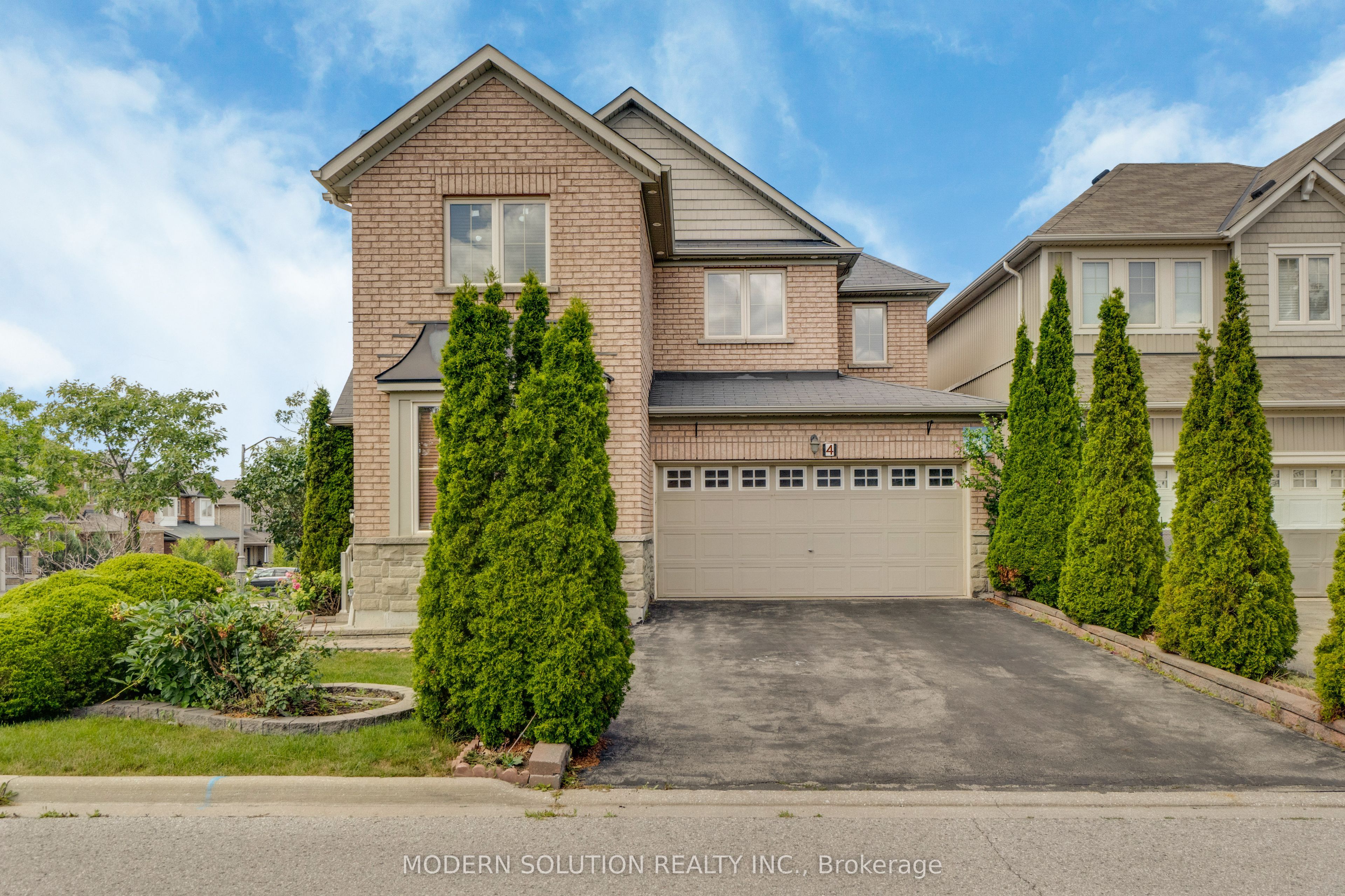 4 Overhold Crescent, Richmond Hill, ON L4E 0L4 photo 3