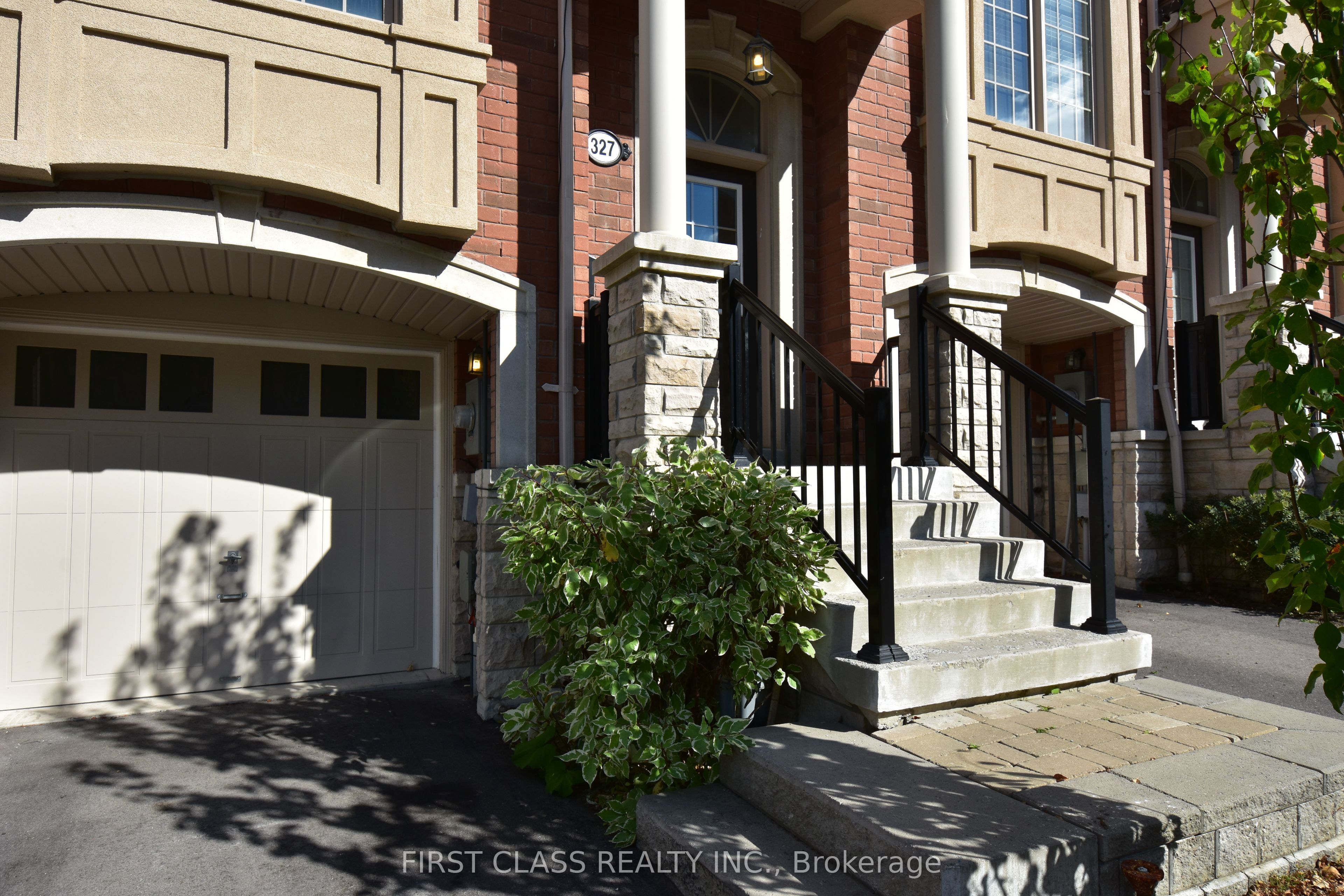 327 Doak Lane, Newmarket, ON L3Y 0A7 photo 2