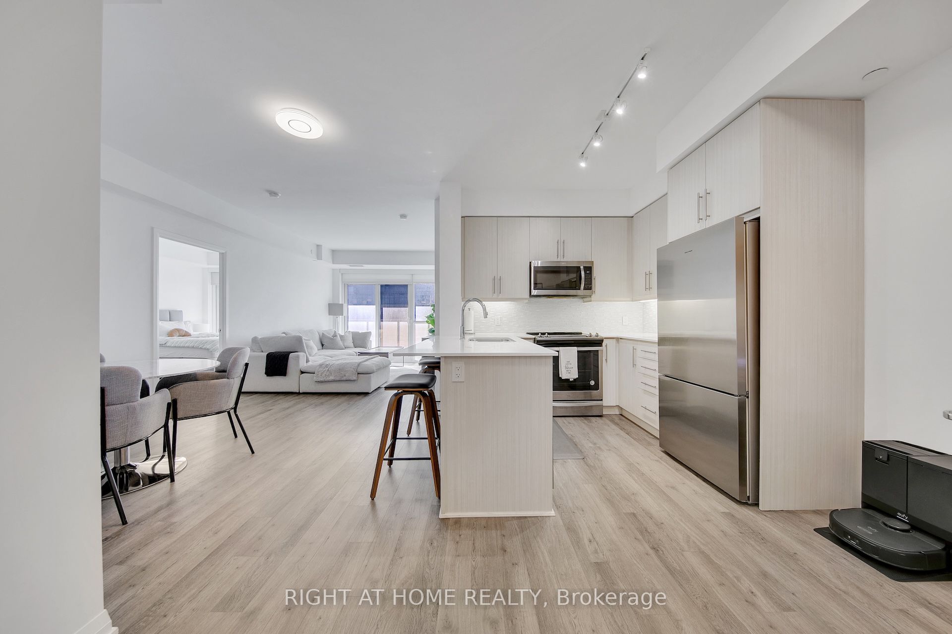 65 Oneida Crescent 903, Richmond Hill, ON L4B 0G9 photo 3