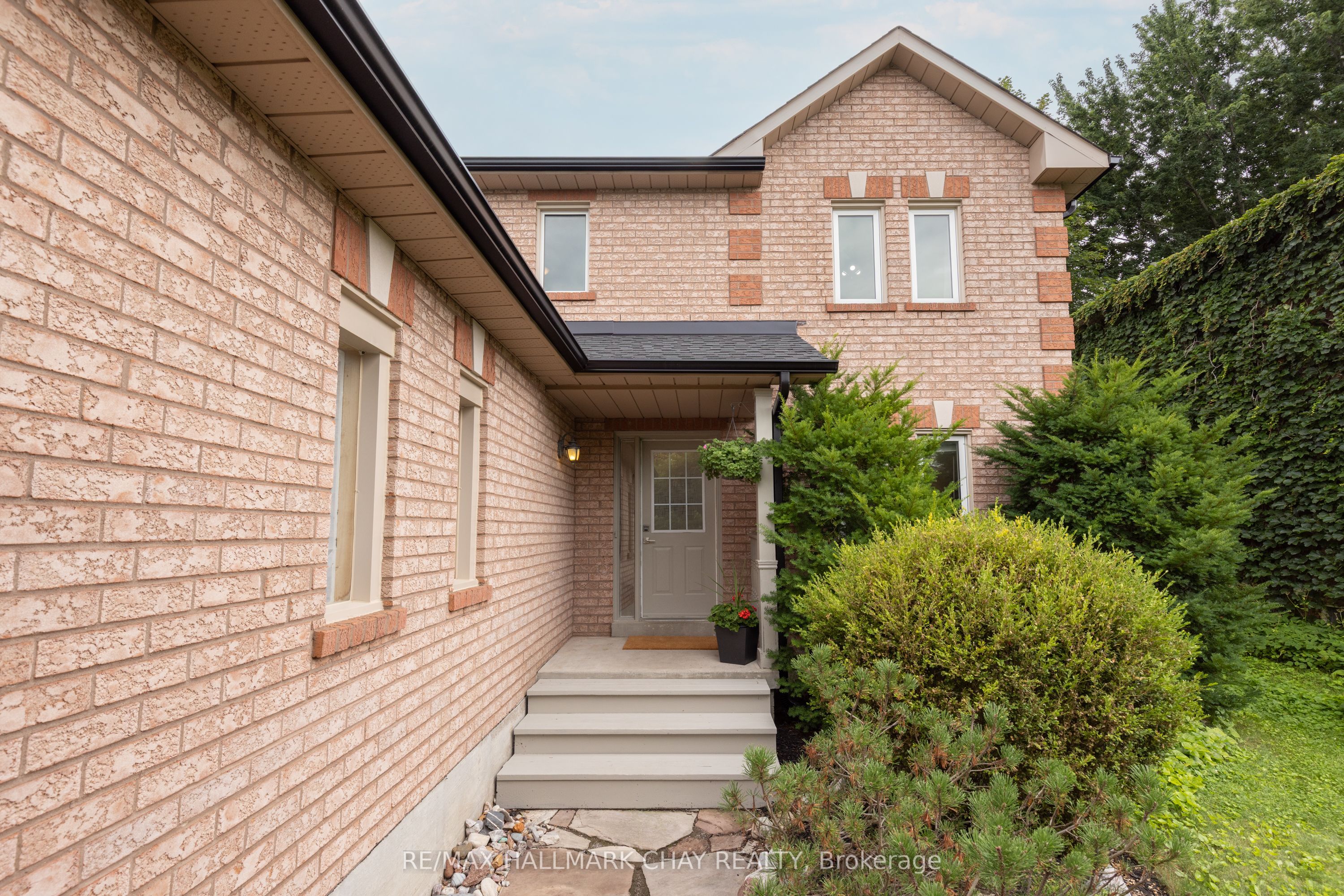 11 Dugdale Avenue, New Tecumseth, ON L0G 1A0 photo 2