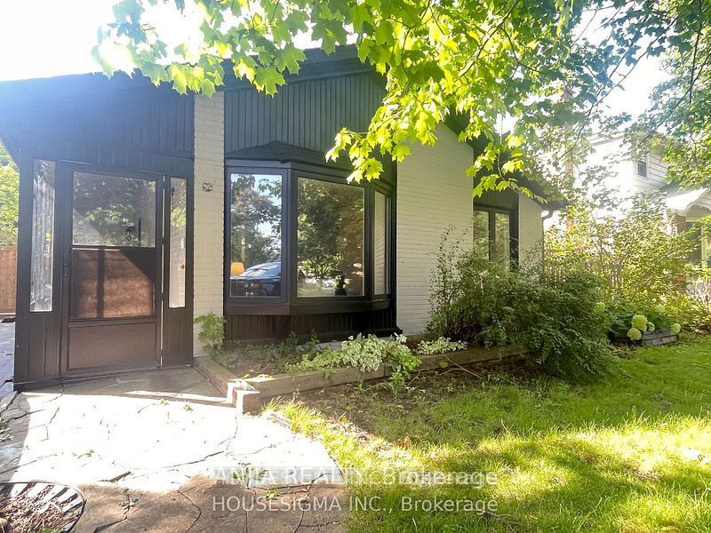 46 Seaton Drive W, Aurora, ON L4G 2K3