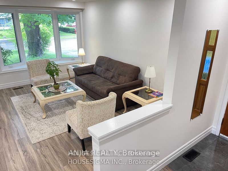 46 Seaton Drive W, Aurora, ON L4G 2K3 photo 3