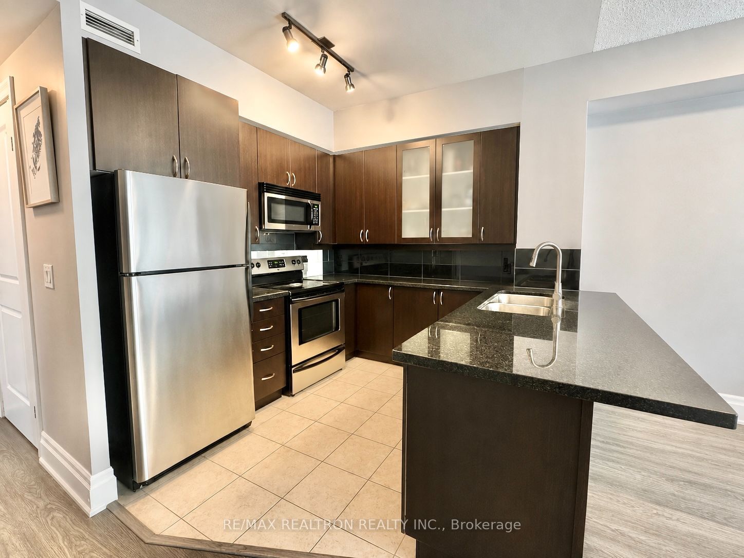 57 Upper Duke Crescent 206, Markham, ON L6G 0B8 photo 2
