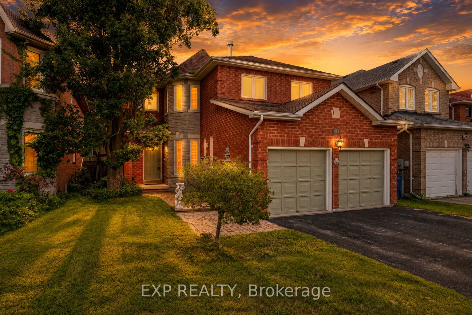 591 Plantation Gate, Newmarket, ON L3X 2C2