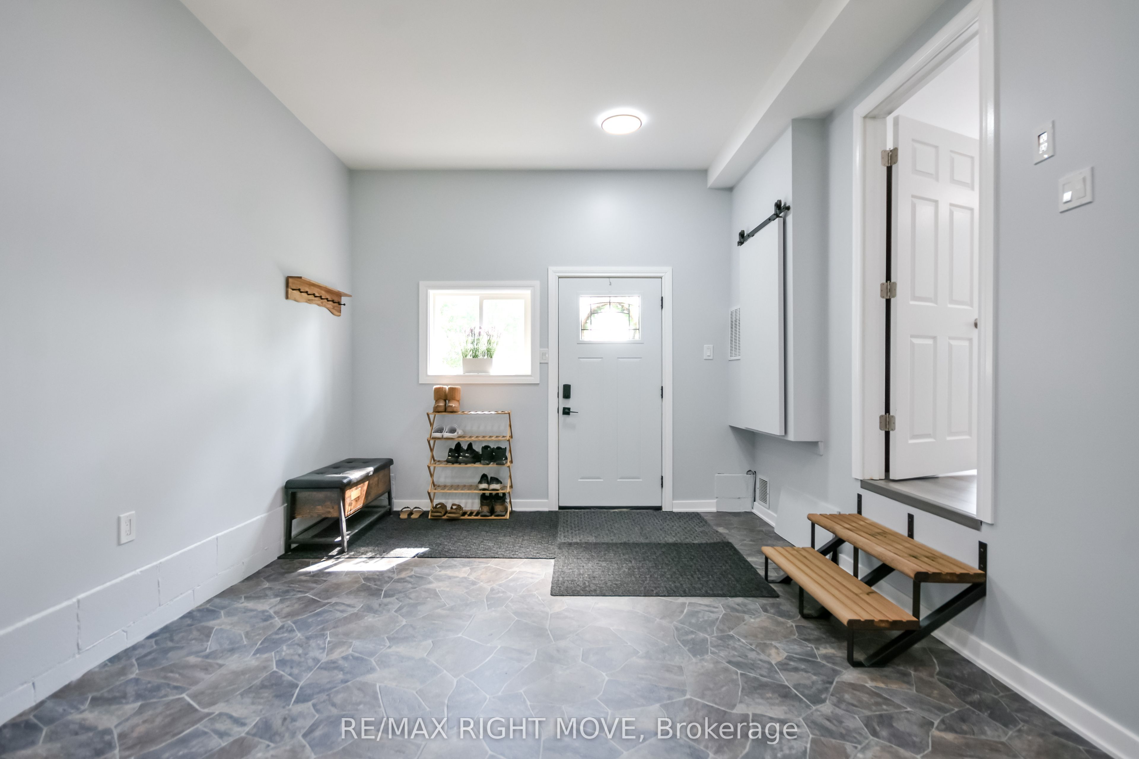 18 Bushey Avenue, Essa, ON L3W 0L2 photo 2