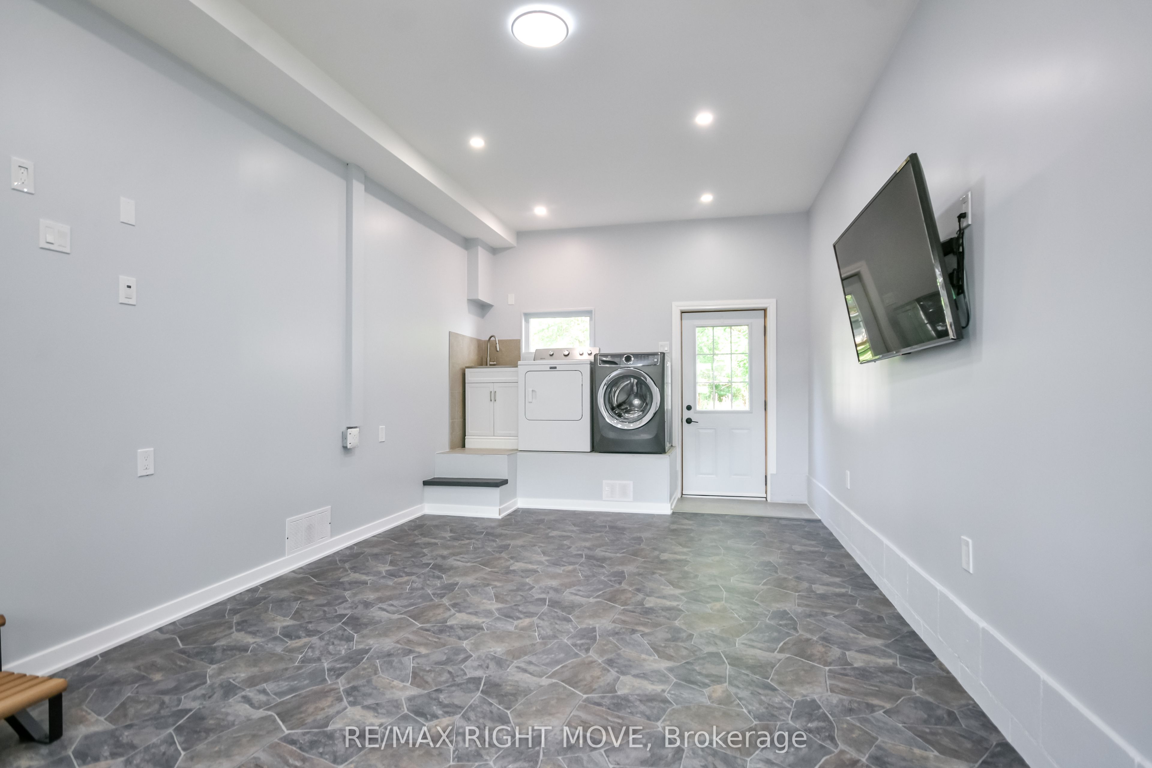 18 Bushey Avenue, Essa, ON L3W 0L2 photo 3