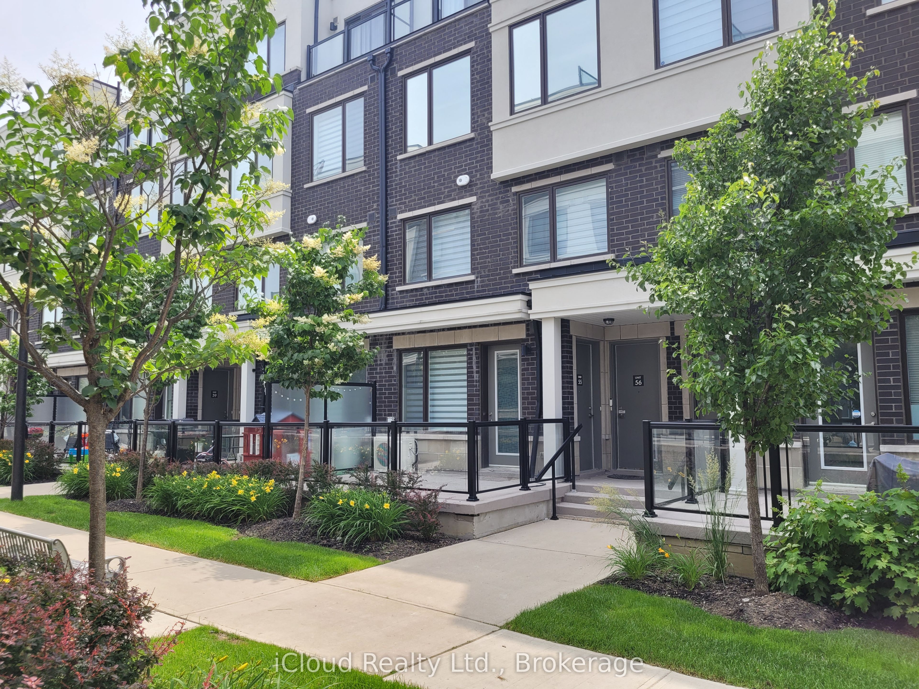 300 Alex Gardner Circle 55, Aurora, ON L4G 3G5