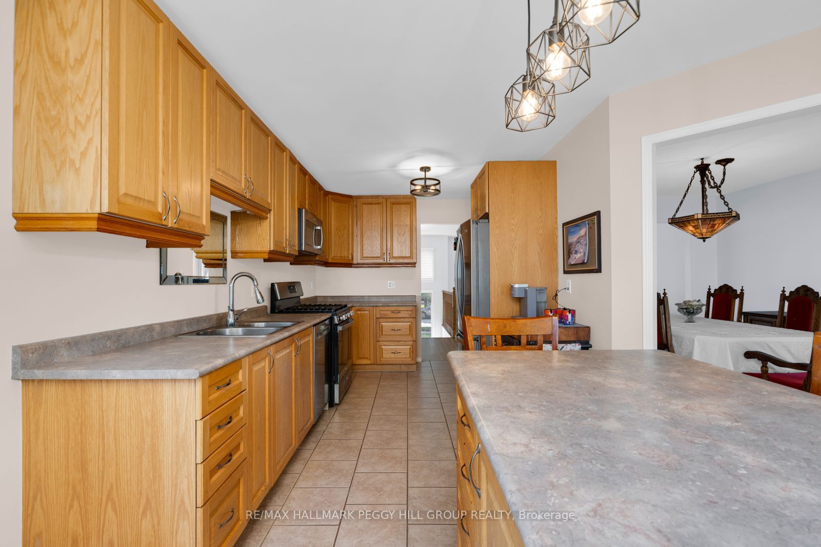 31 Edenbridge Drive, Essa, ON L3W 0K7 photo 2