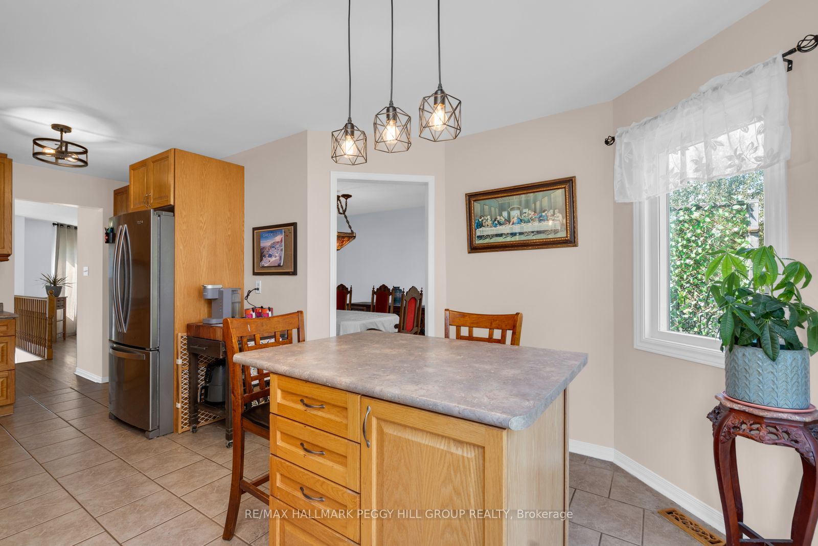 31 Edenbridge Drive, Essa, ON L3W 0K7 photo 3