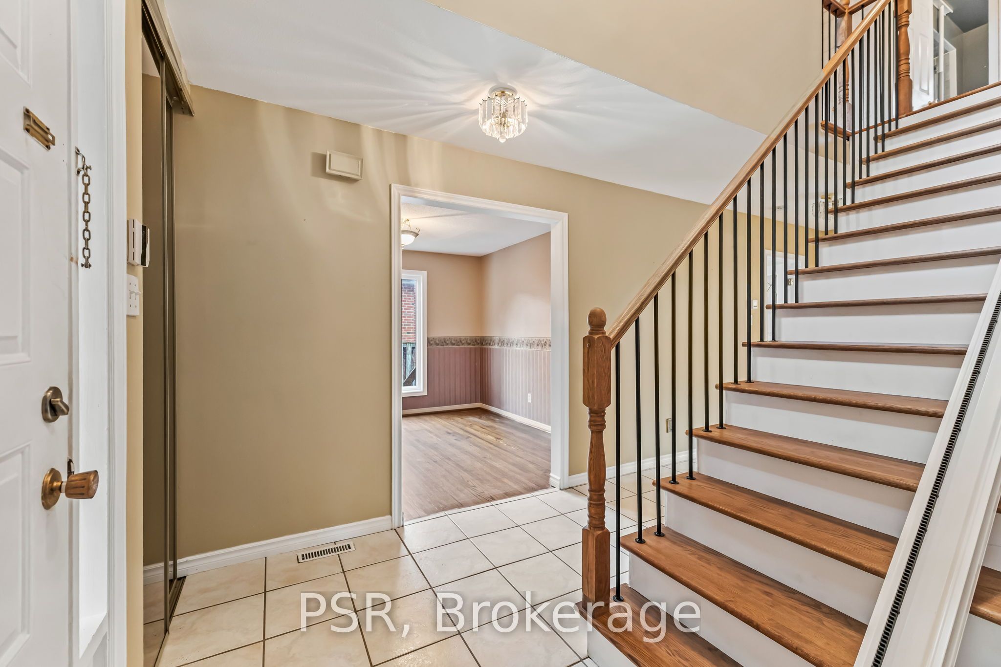 6 Lippincott Court, Richmond Hill, ON L4C 7M5 photo 2
