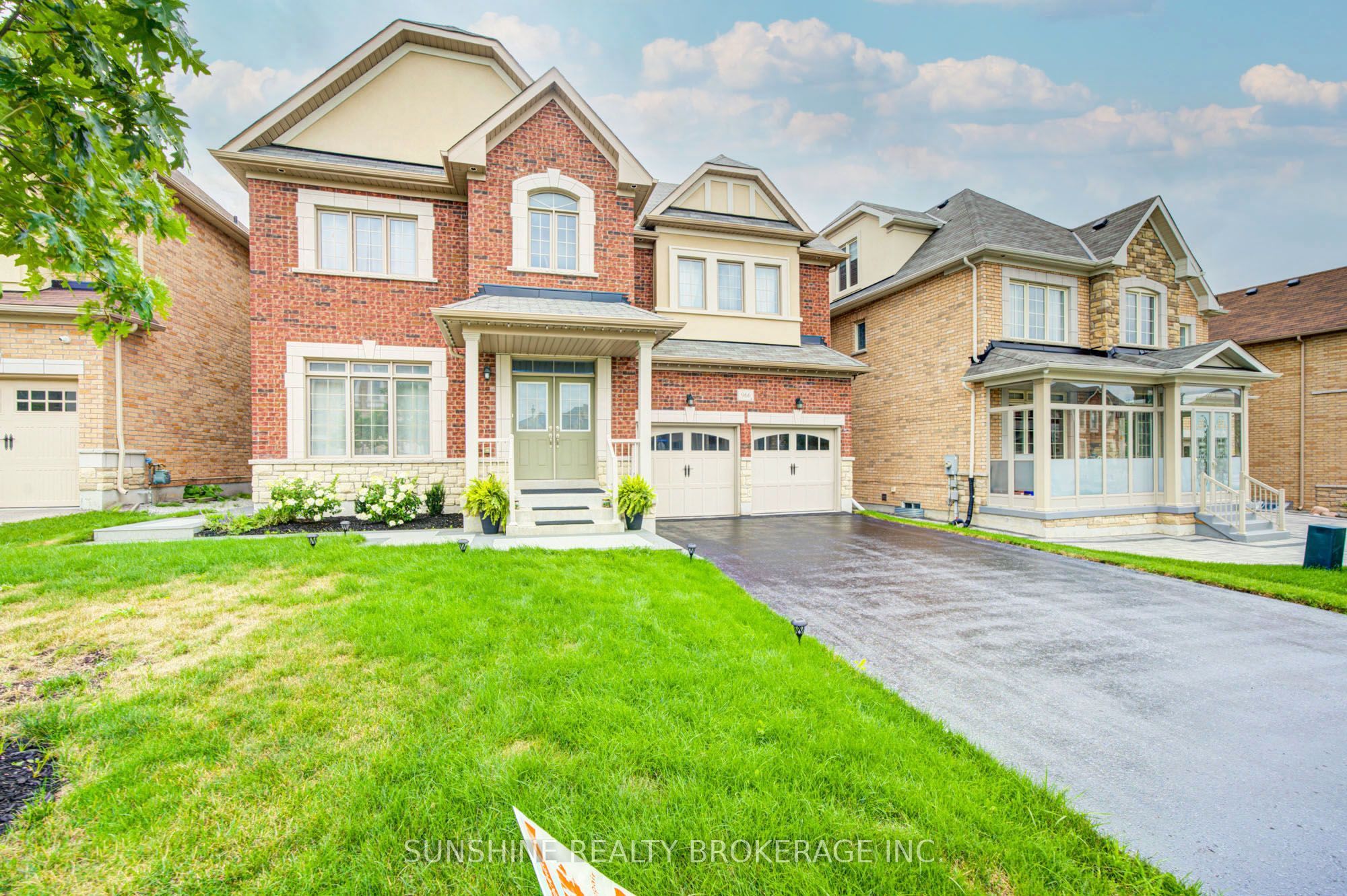 966 Sherman Brock Circle, Newmarket, ON L3X 0G7 photo 2