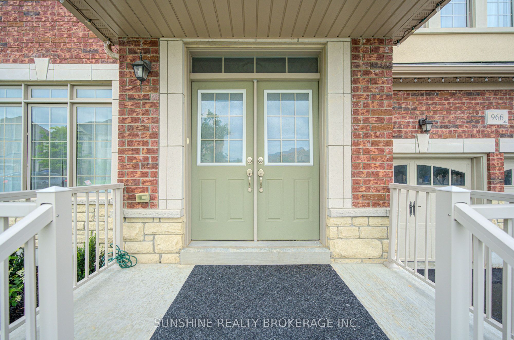 966 Sherman Brock Circle, Newmarket, ON L3X 0G7 photo 3