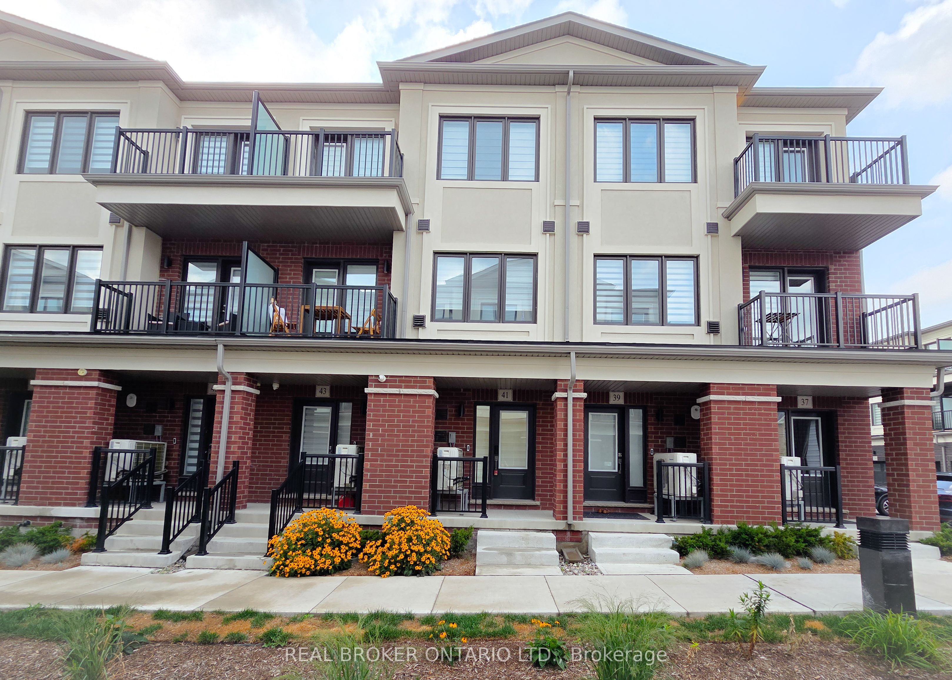 41 Matawin Lane, Richmond Hill, ON L4B 0H8 photo 2