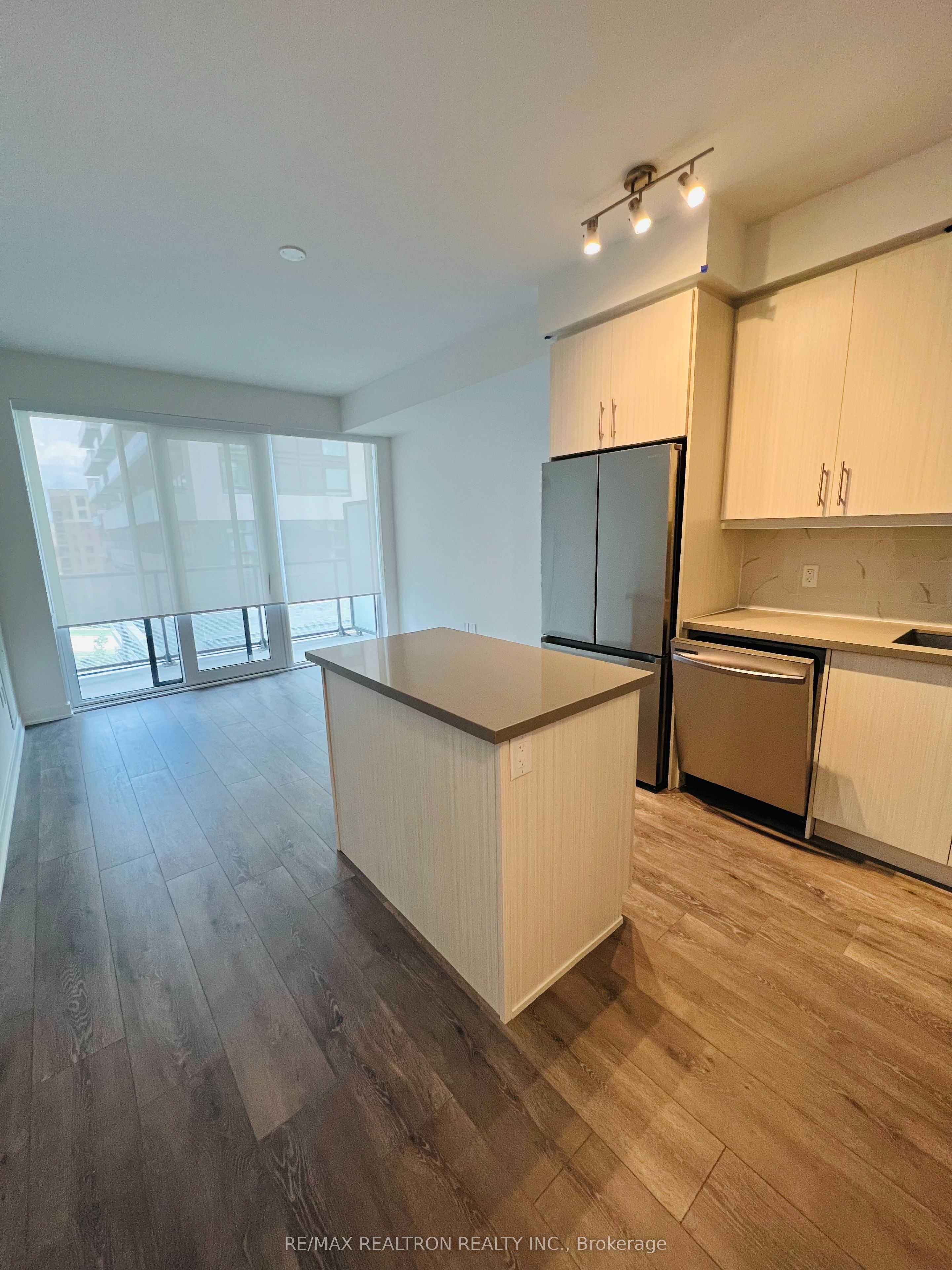 105 Oneida Crescent 904, Richmond Hill, ON L4B 0H6 photo 3