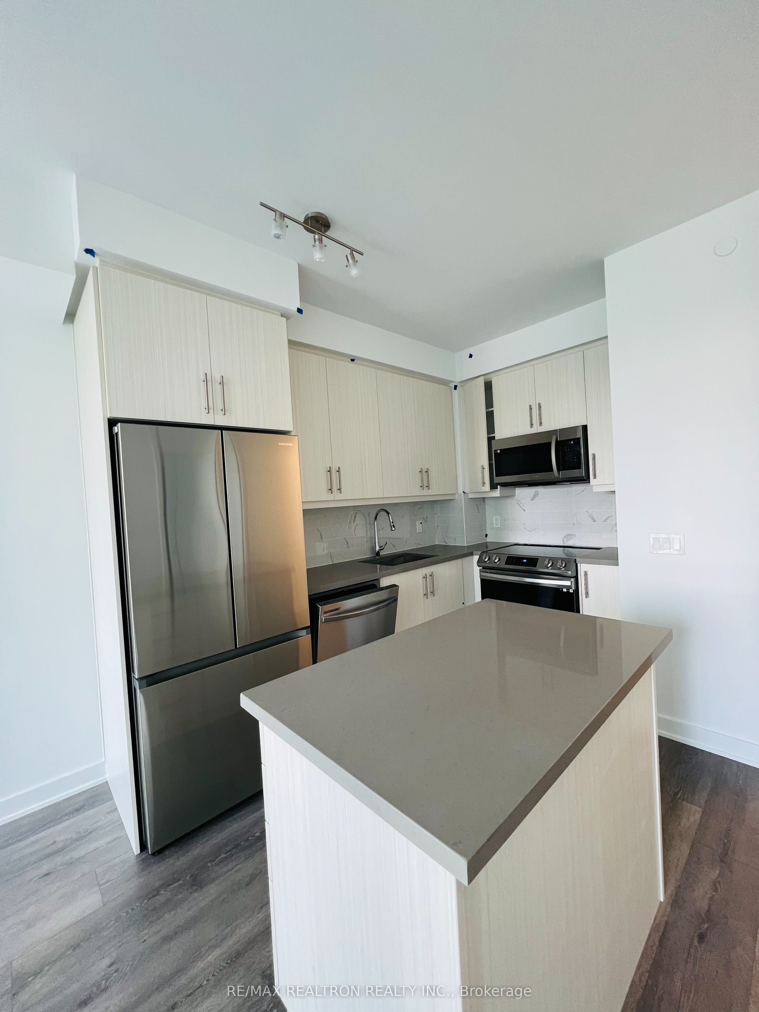105 Oneida Crescent 904, Richmond Hill, ON L4B 0H6 photo 4