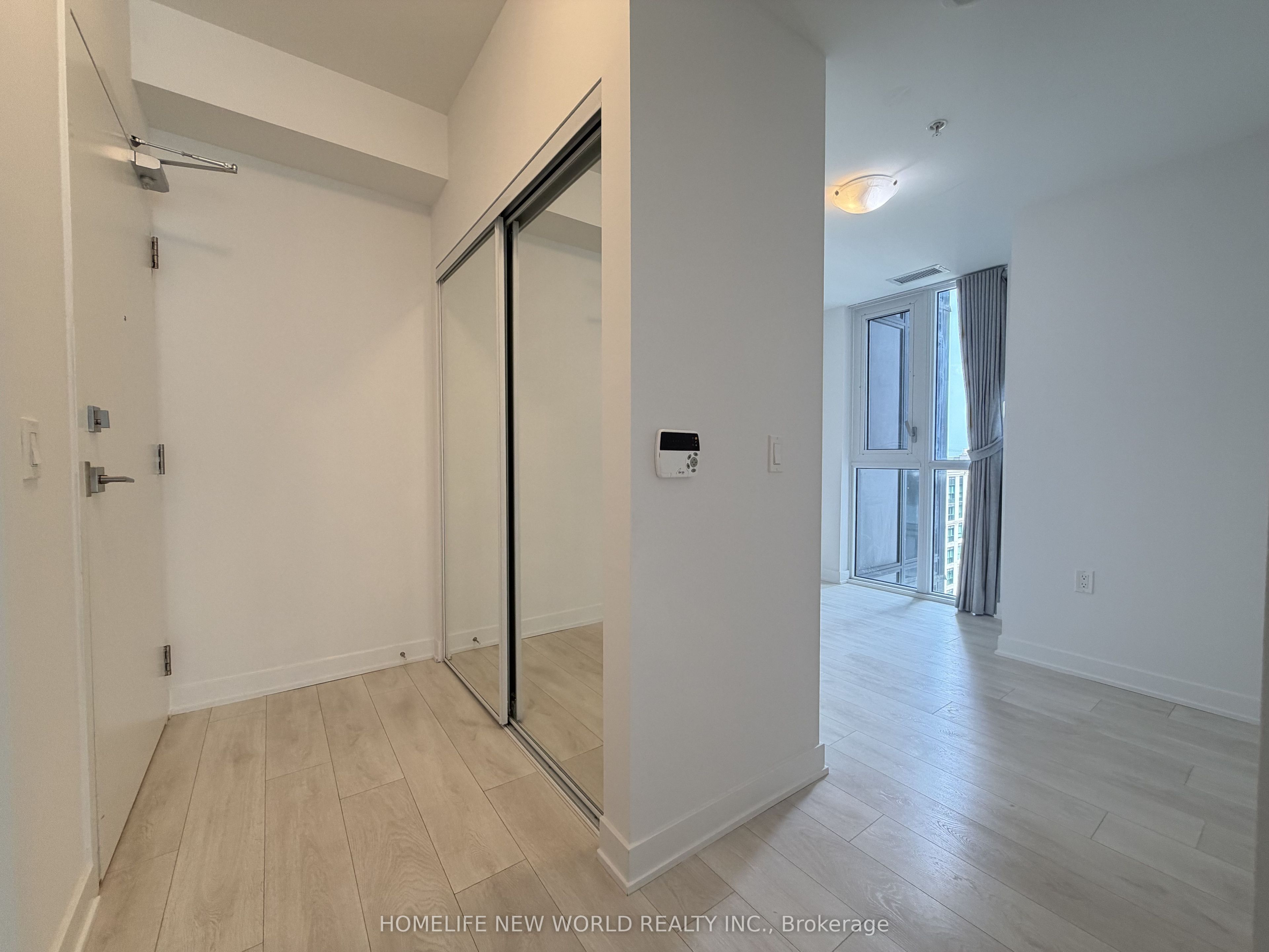 75 Oneida Crescent 1210, Richmond Hill, ON L4B 0H3 photo 3