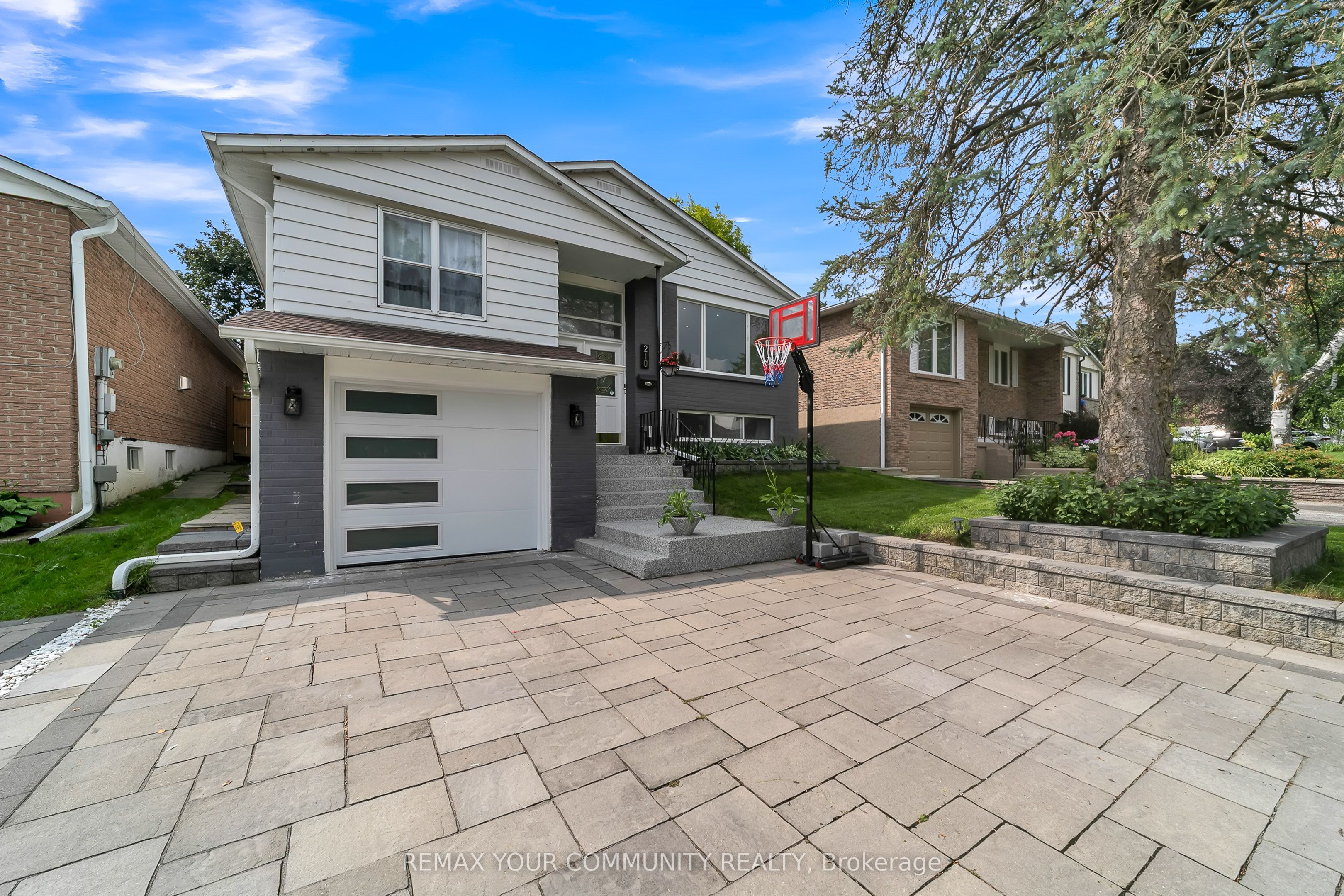 210 Currey Crescent, Newmarket, ON L3Y 5M9 photo 2