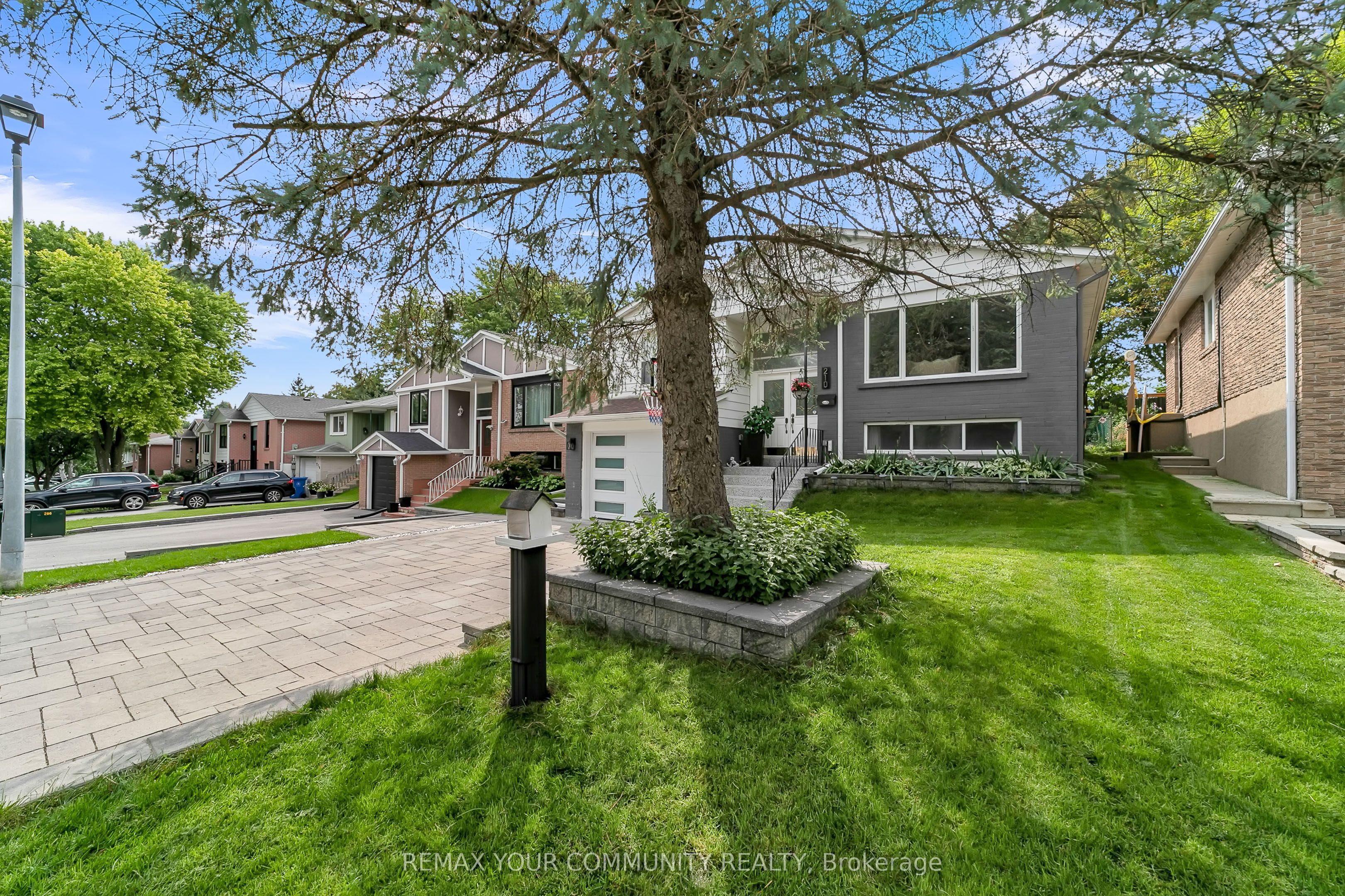 210 Currey Crescent, Newmarket, ON L3Y 5M9 photo 3