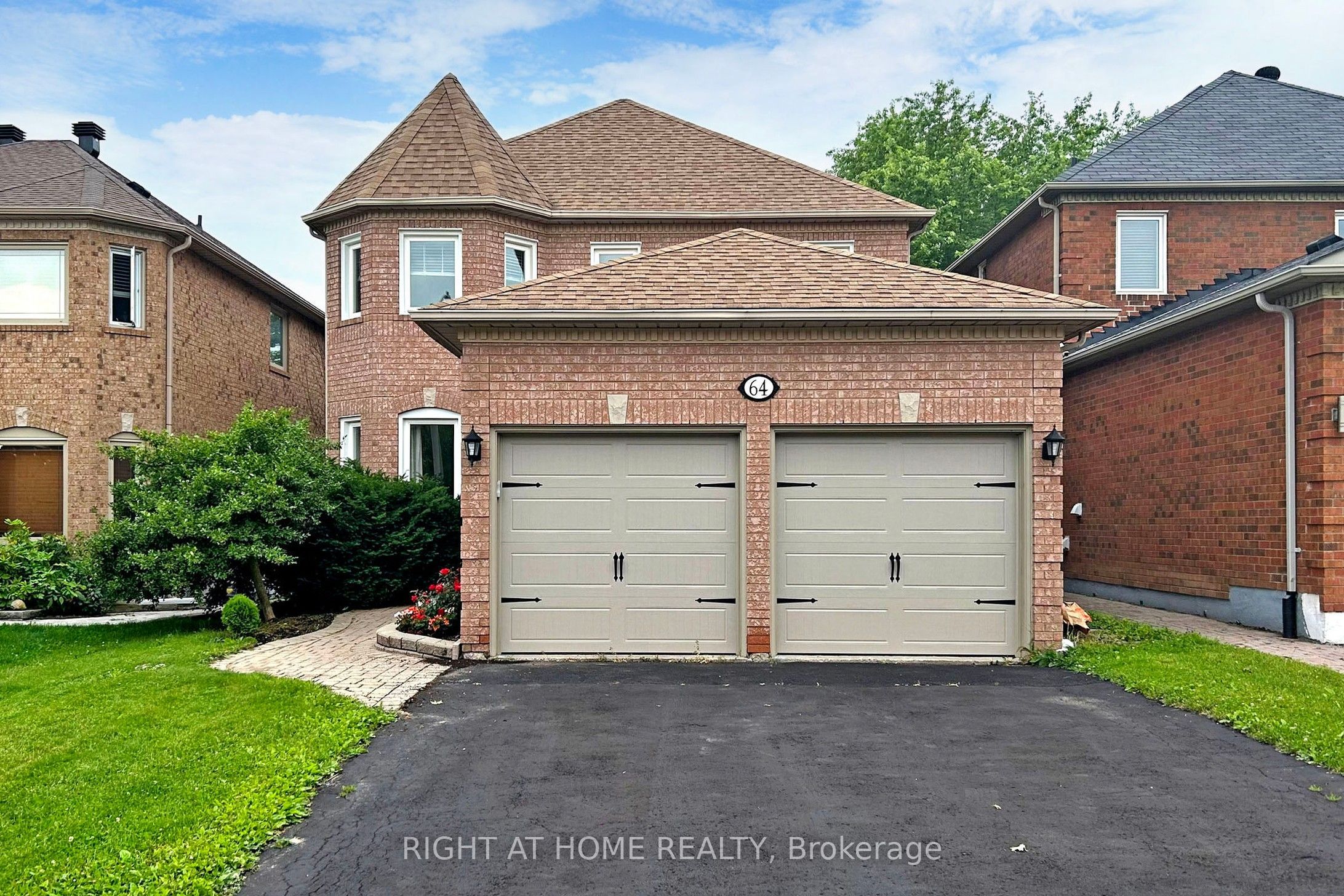 64 Larratt Lane, Richmond Hill, ON L4C 0E7 photo 2