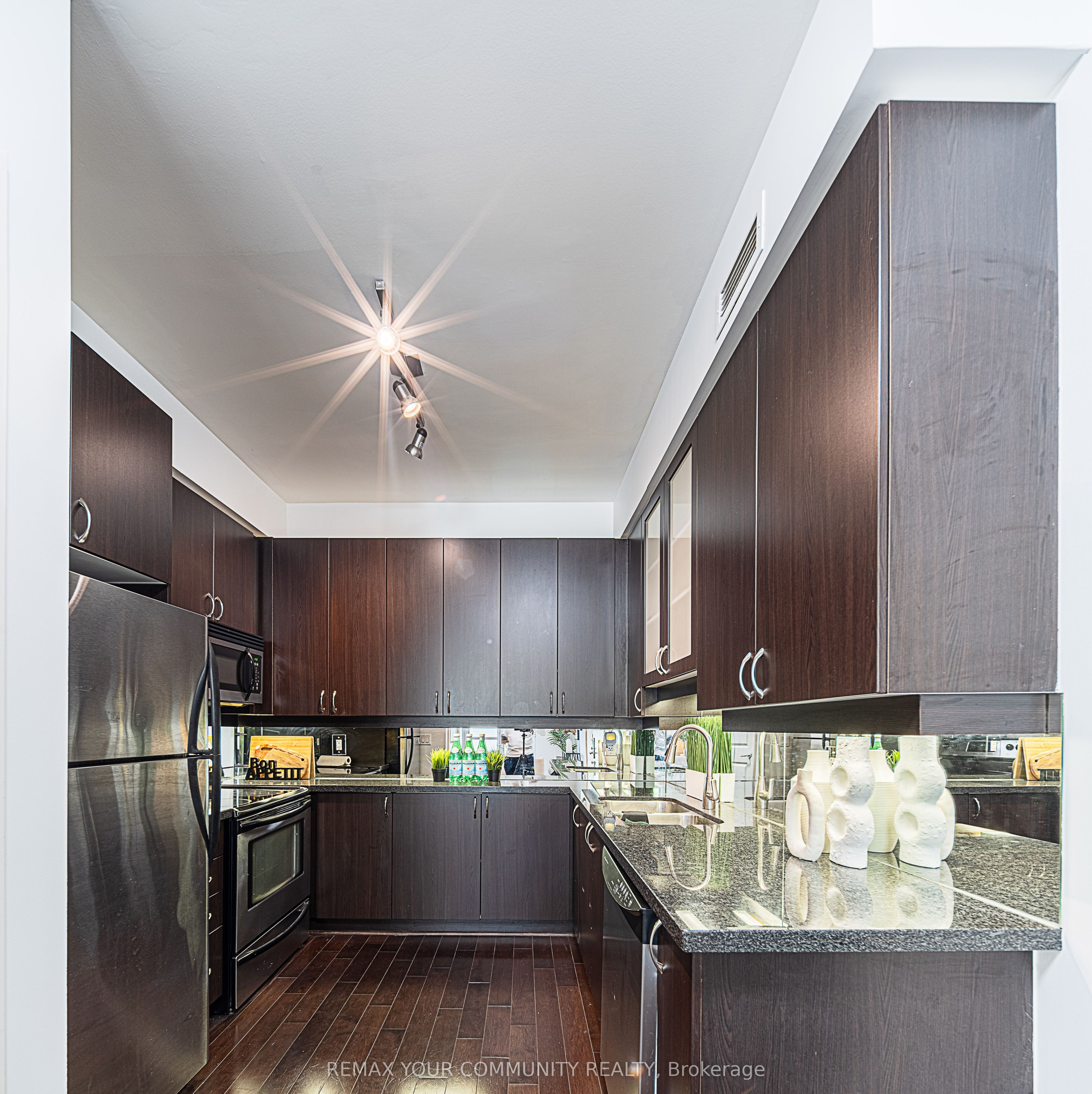 39 Upper Duke Crescent 102, Markham, ON L6G 0B8 photo 4