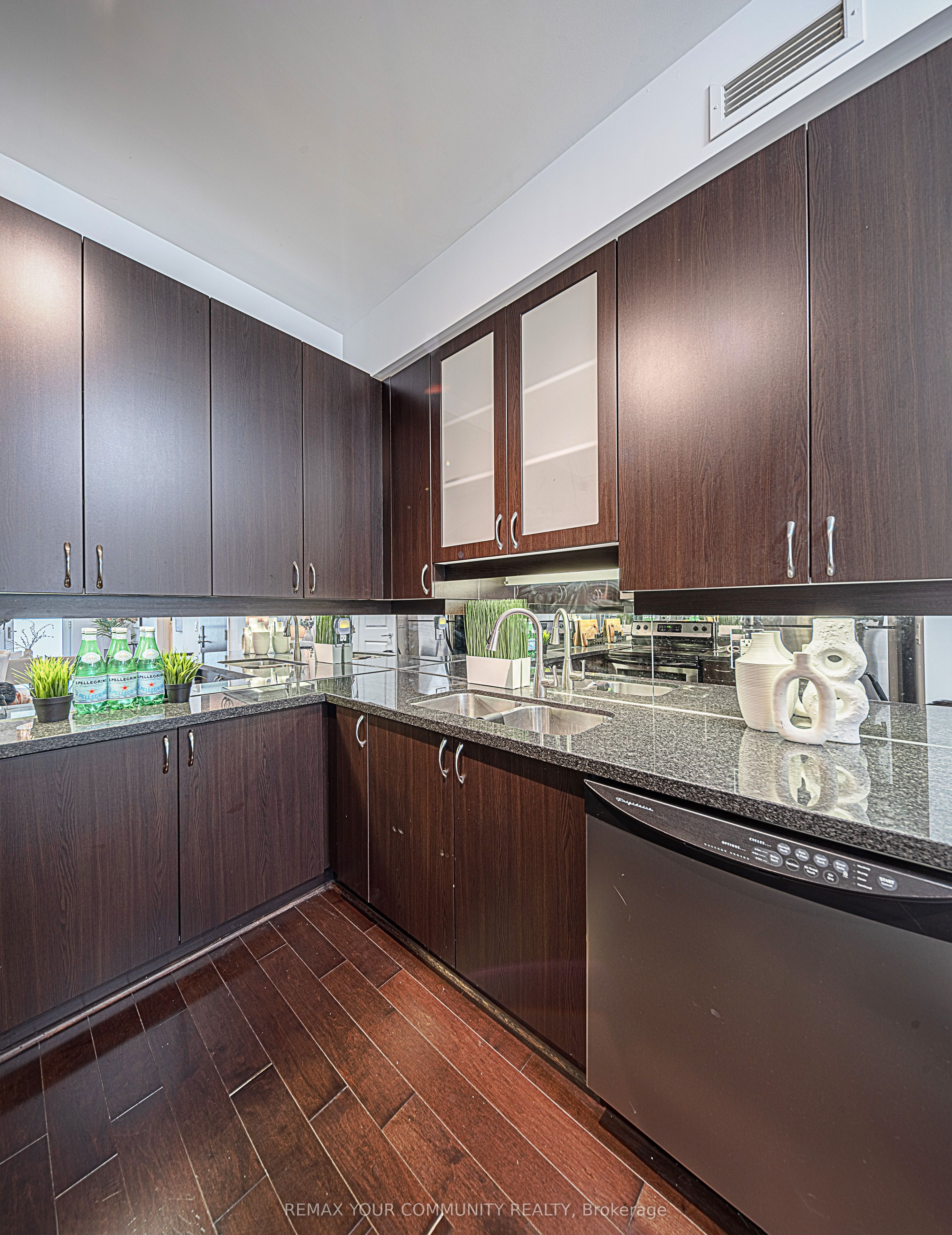 39 Upper Duke Crescent 102, Markham, ON L6G 0B8 photo 5
