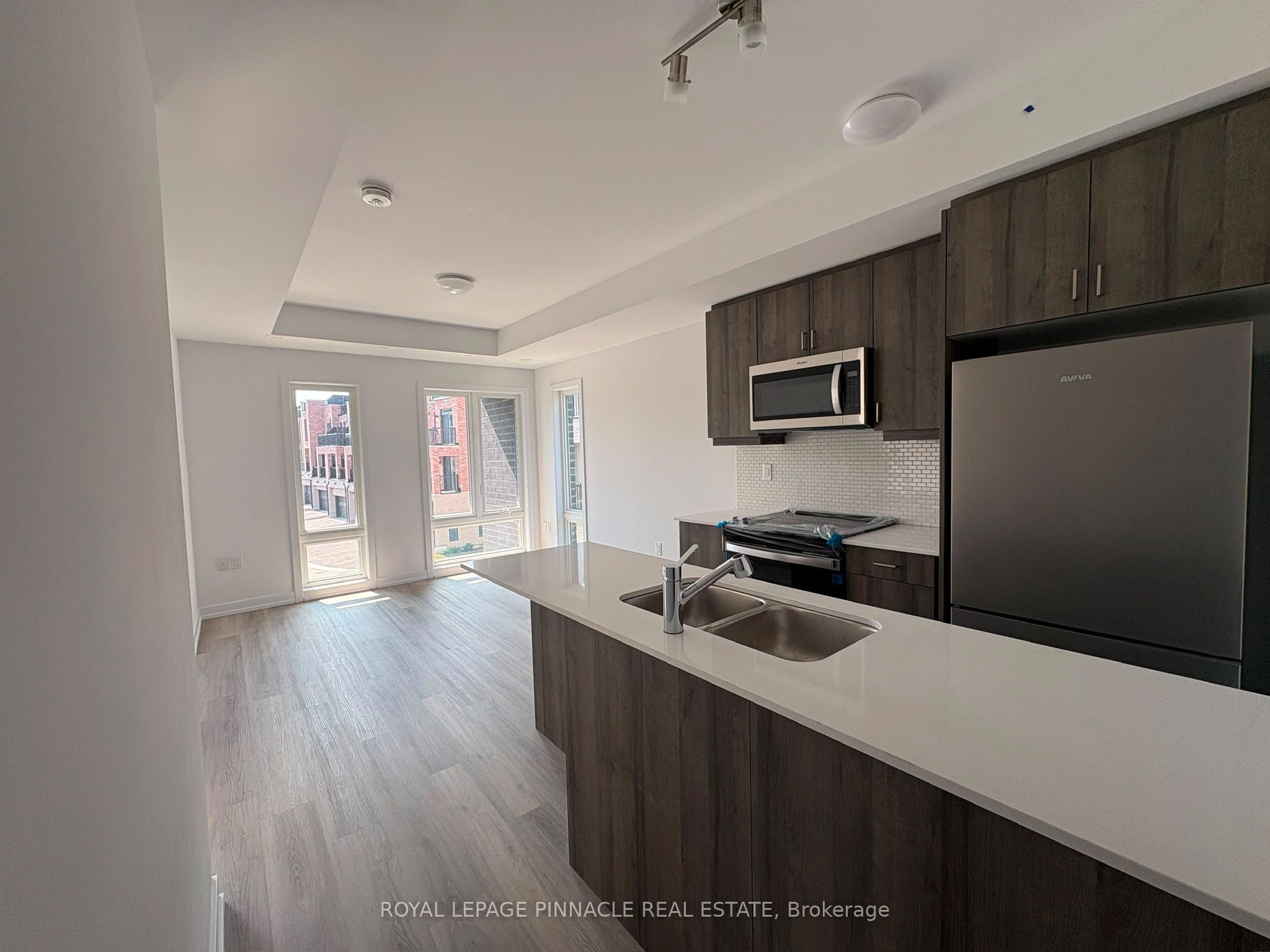 3 Bancroft Lane 202, Richmond Hill, ON L4E 1M1 photo 2
