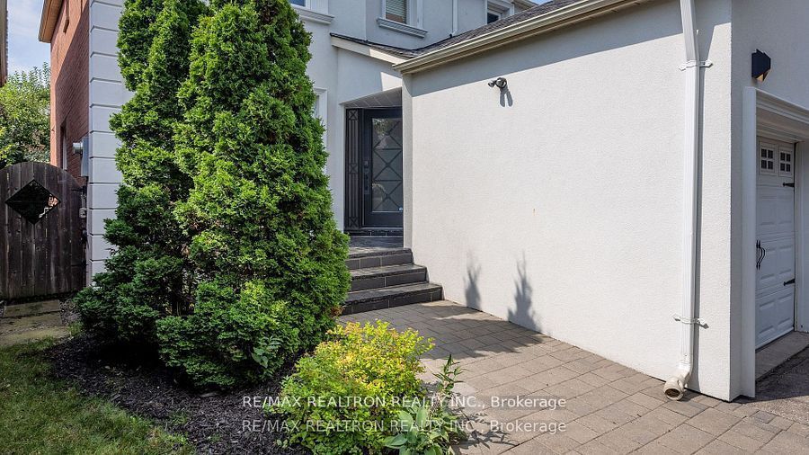 145 Roseborough Crescent, Vaughan, ON L4J 4V4 photo 2
