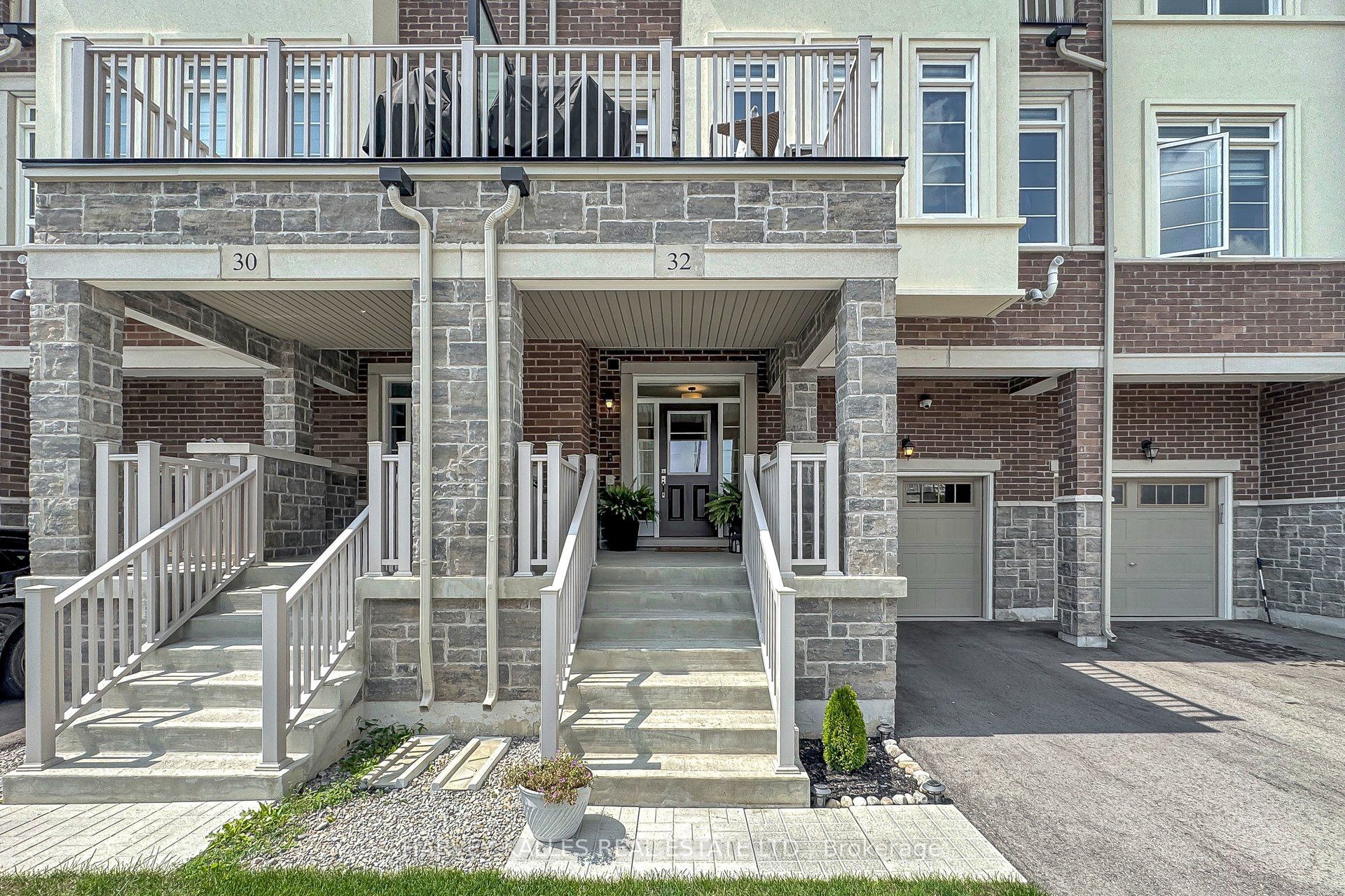 32 Mel Irving Drive, Bradford West Gwillimbury, ON L3Z 4P1 photo 2